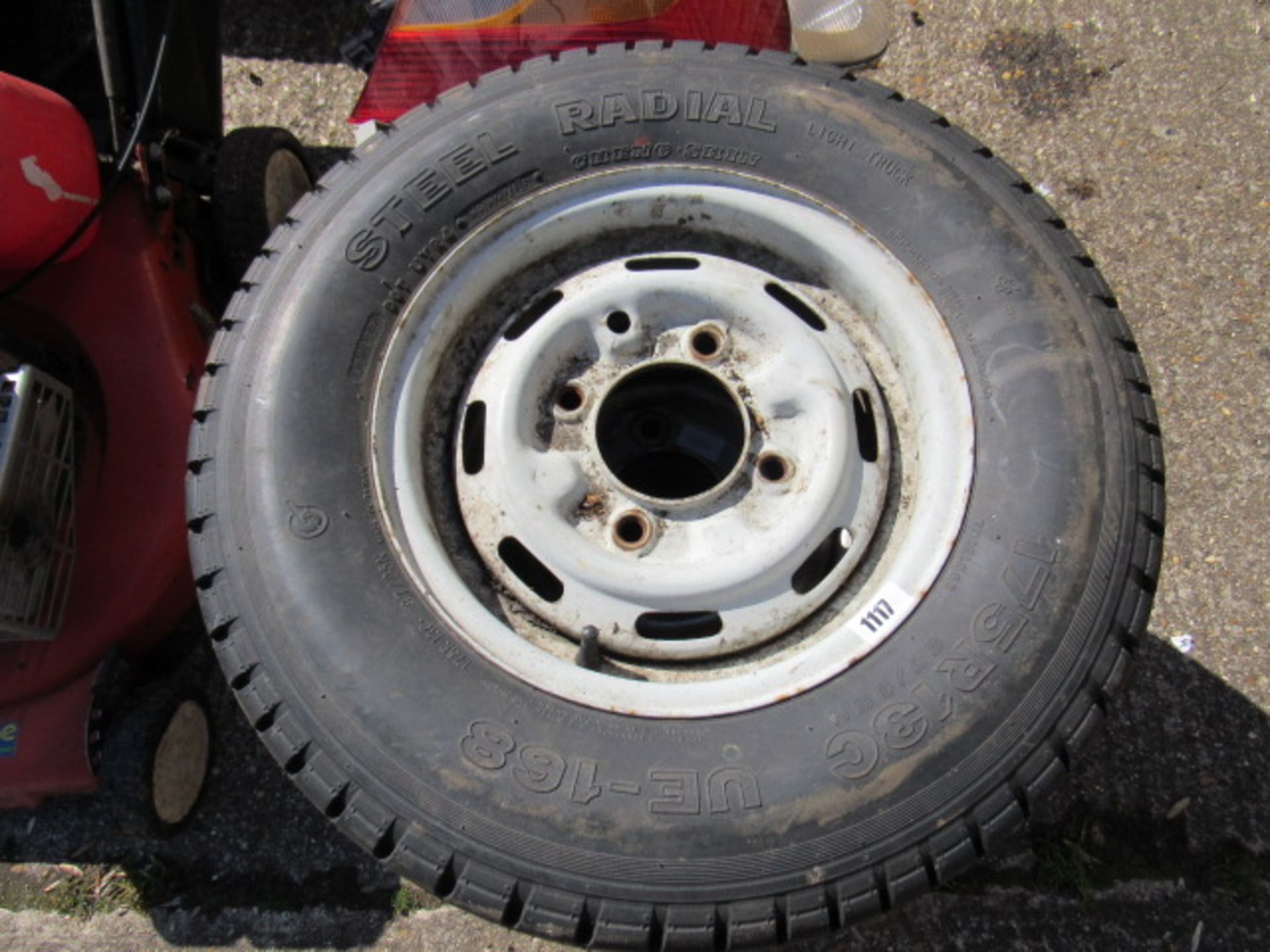 Large yellow linbin of Ford Mondeo lights, and 3 trailer wheel and tyres: 175R13C; 155R13C; 155R13C - Image 2 of 3
