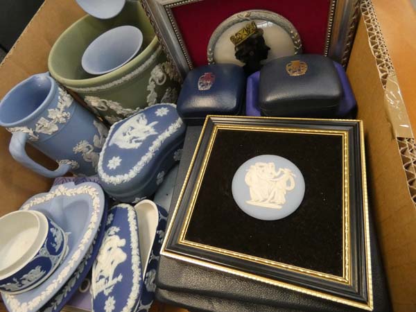 2 boxes containing a large quantity of blue and basalt glazed Wedgwood Jasperware - Image 4 of 6