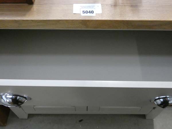 84 - Chester grey painted oak 2 door small sideboard - Image 2 of 2
