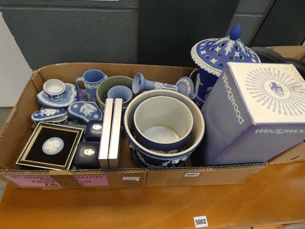 2 boxes containing a large quantity of blue and basalt glazed Wedgwood Jasperware - Image 2 of 6