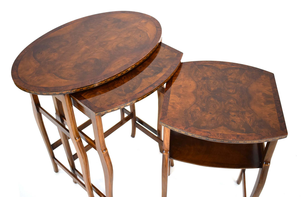 A nest of three walnut, crossbanded and marquetry occasional tables of oval form, max. w. - Image 2 of 2