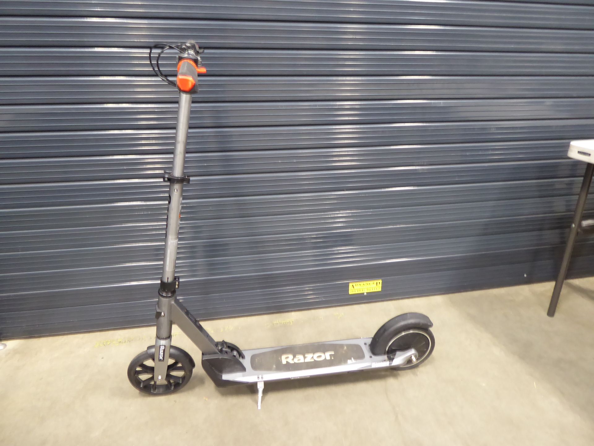 4029 Razor electric scooter with charger - Image 2 of 2