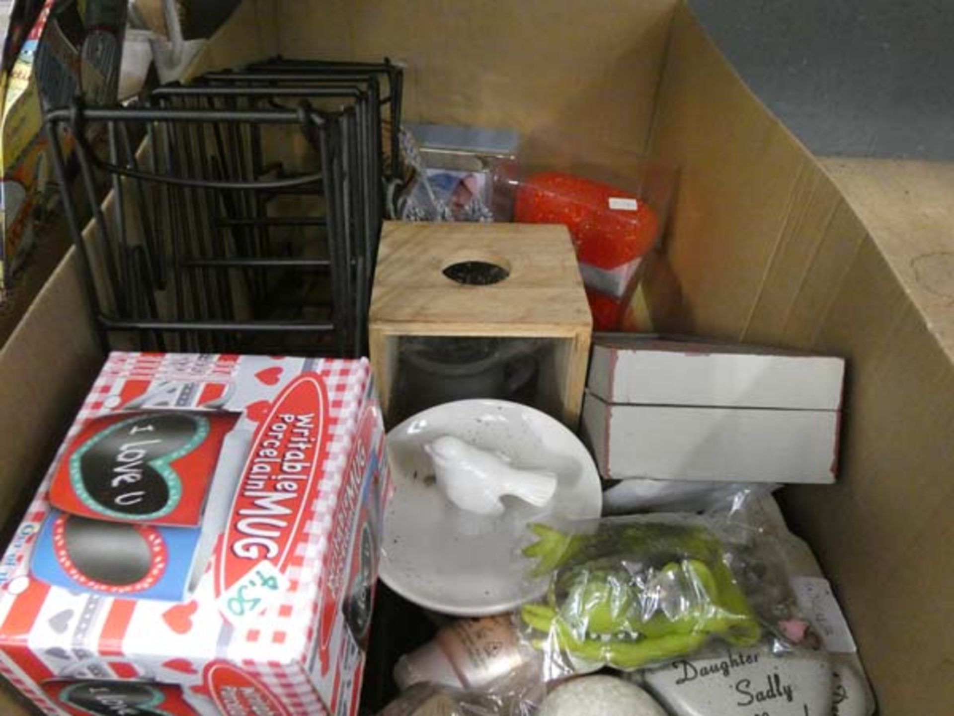 4081 2 boxes of assorted items incl. picture frame and plaques, mugs, hearts etc. - Image 3 of 3