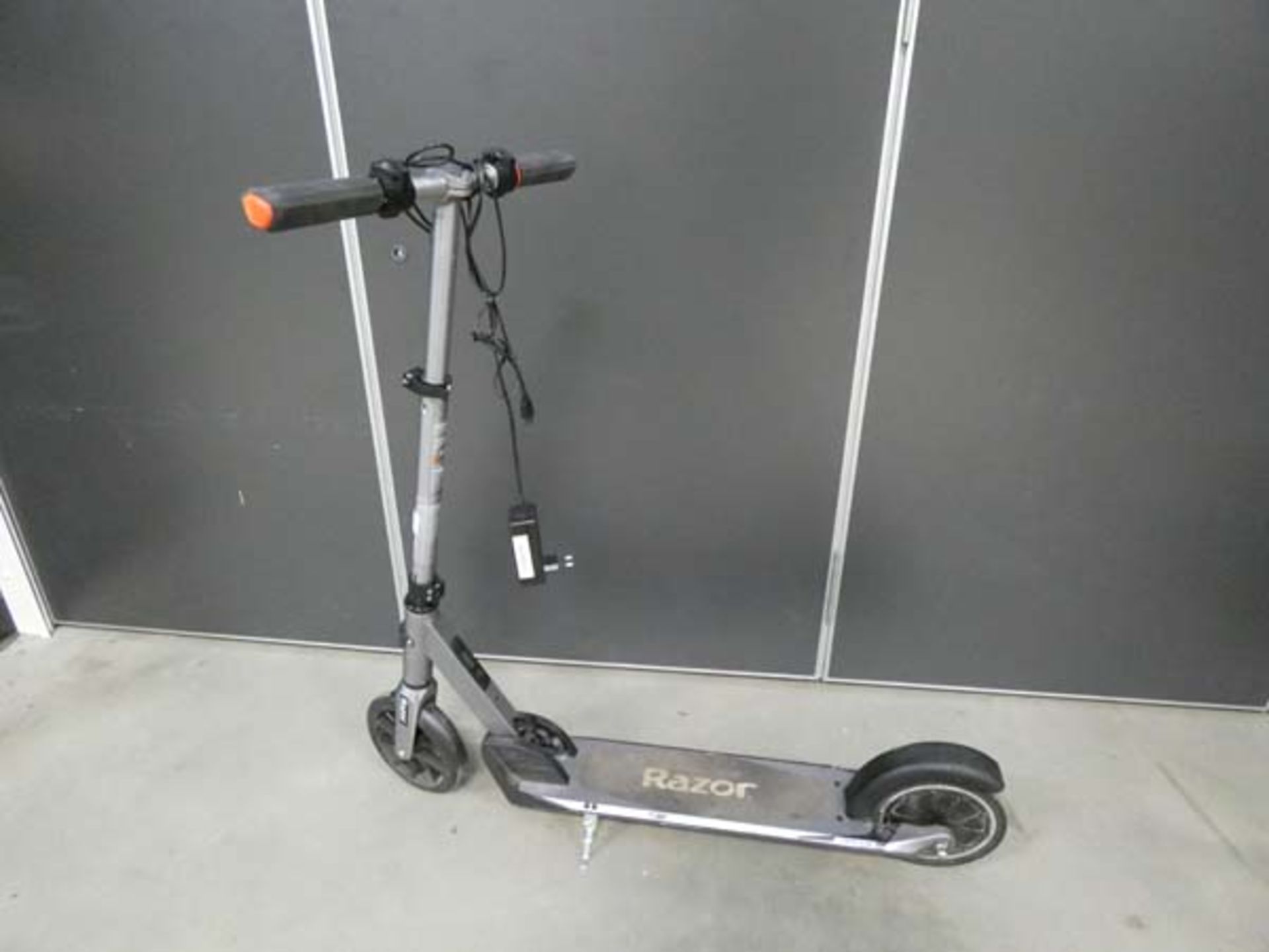Razor electric scooter with charger - Image 3 of 3