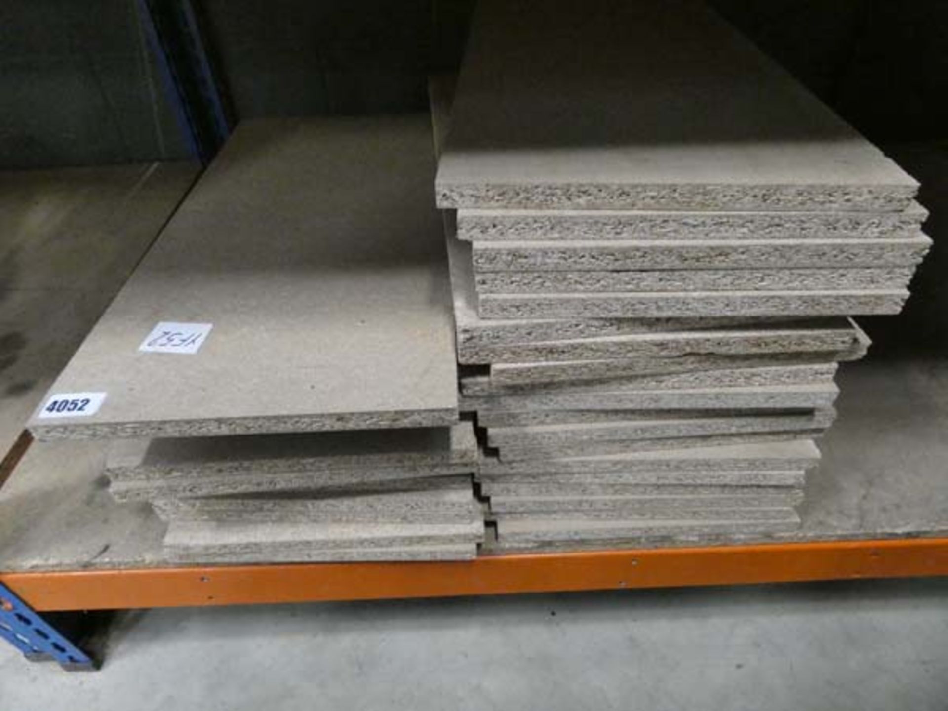 4073 Small quantity of chipboard off cuts