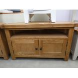 Oak corner TV audio cabinet with shelf and 2 door cupboard under (12)