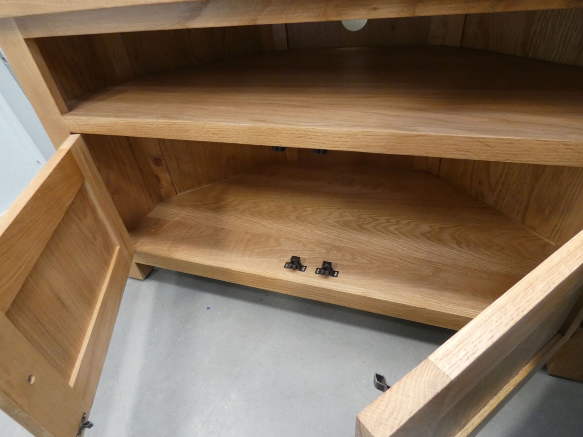 Oak corner TV audio cabinet with shelf and 2 door cupboard under (13) - Image 4 of 4