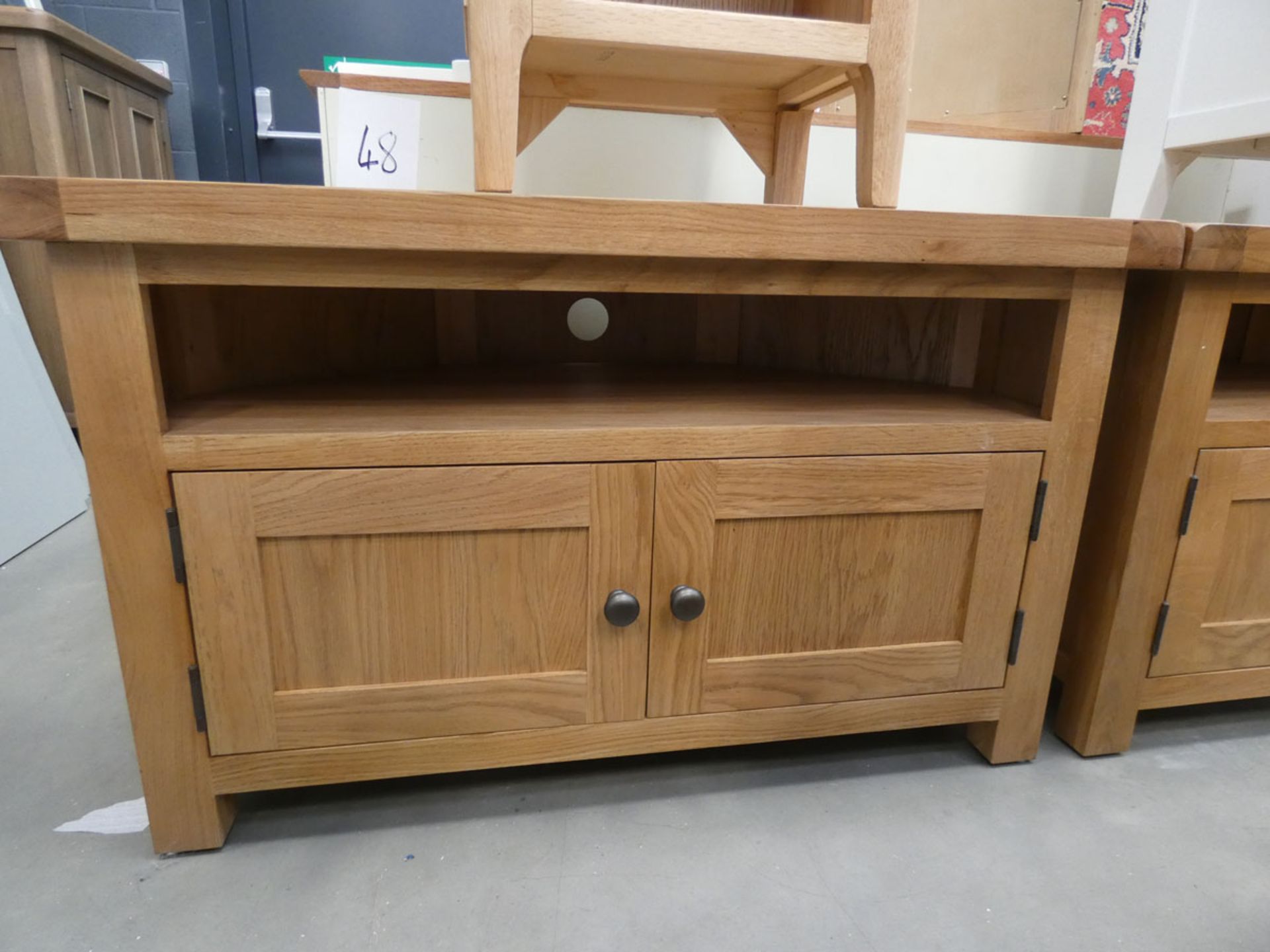 Oak corner TV audio cabinet with shelf and 2 door cupboard under (13)