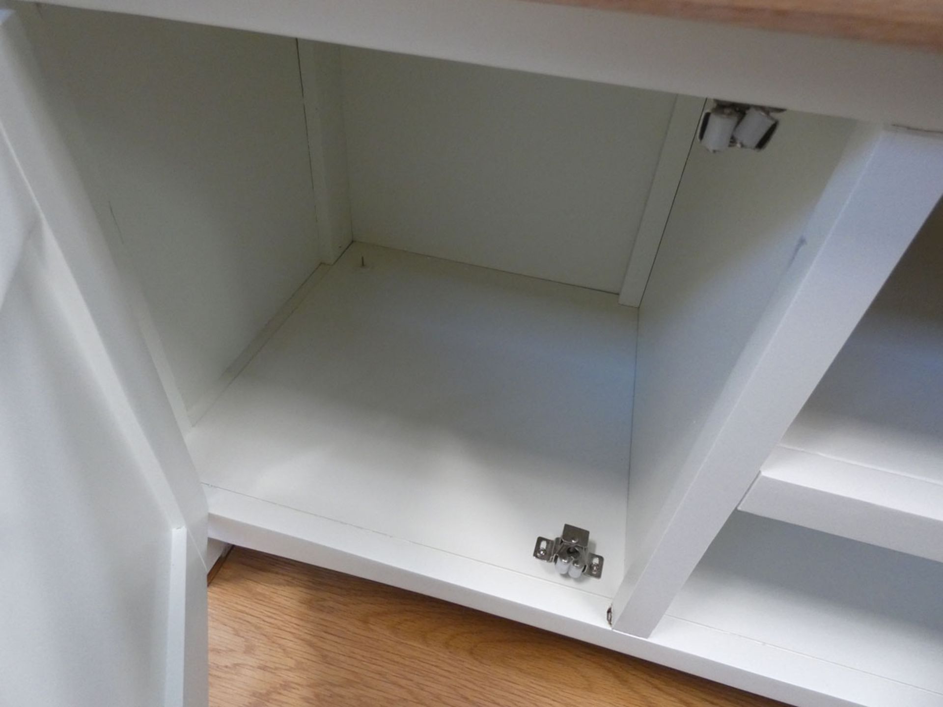 Small white painted oak TV audio unit with single cupboard and 2 shelves under (56) - Image 2 of 4