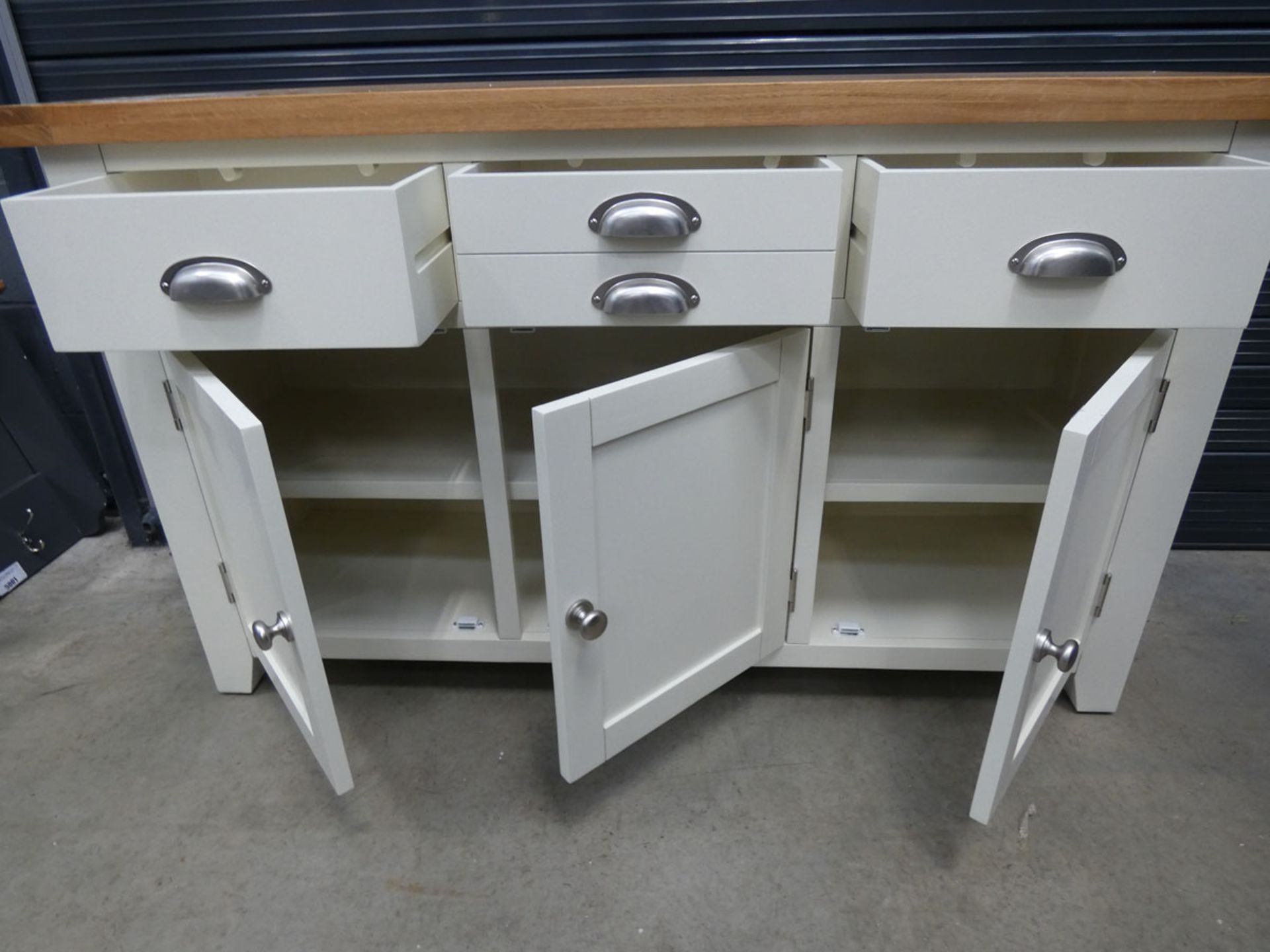 White painted and oak sideboard with 3 drawers and 3 cupboards under (22) - Image 2 of 5