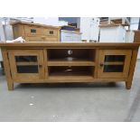 Large oak TV audio unit with 2 shelves and 2 glass fronted cupboards (10)