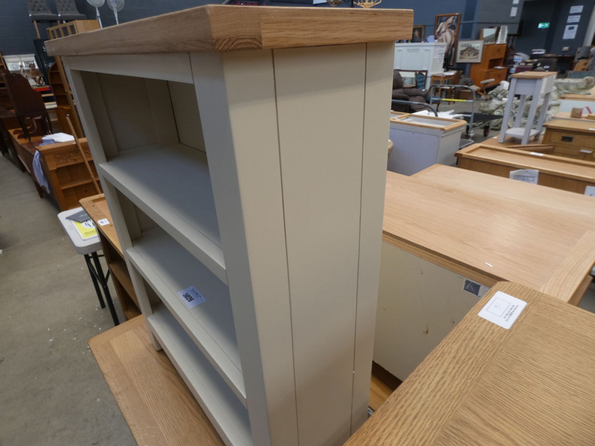 Small cream painted oak open front 3 shelf bookcase (45) - Image 3 of 3