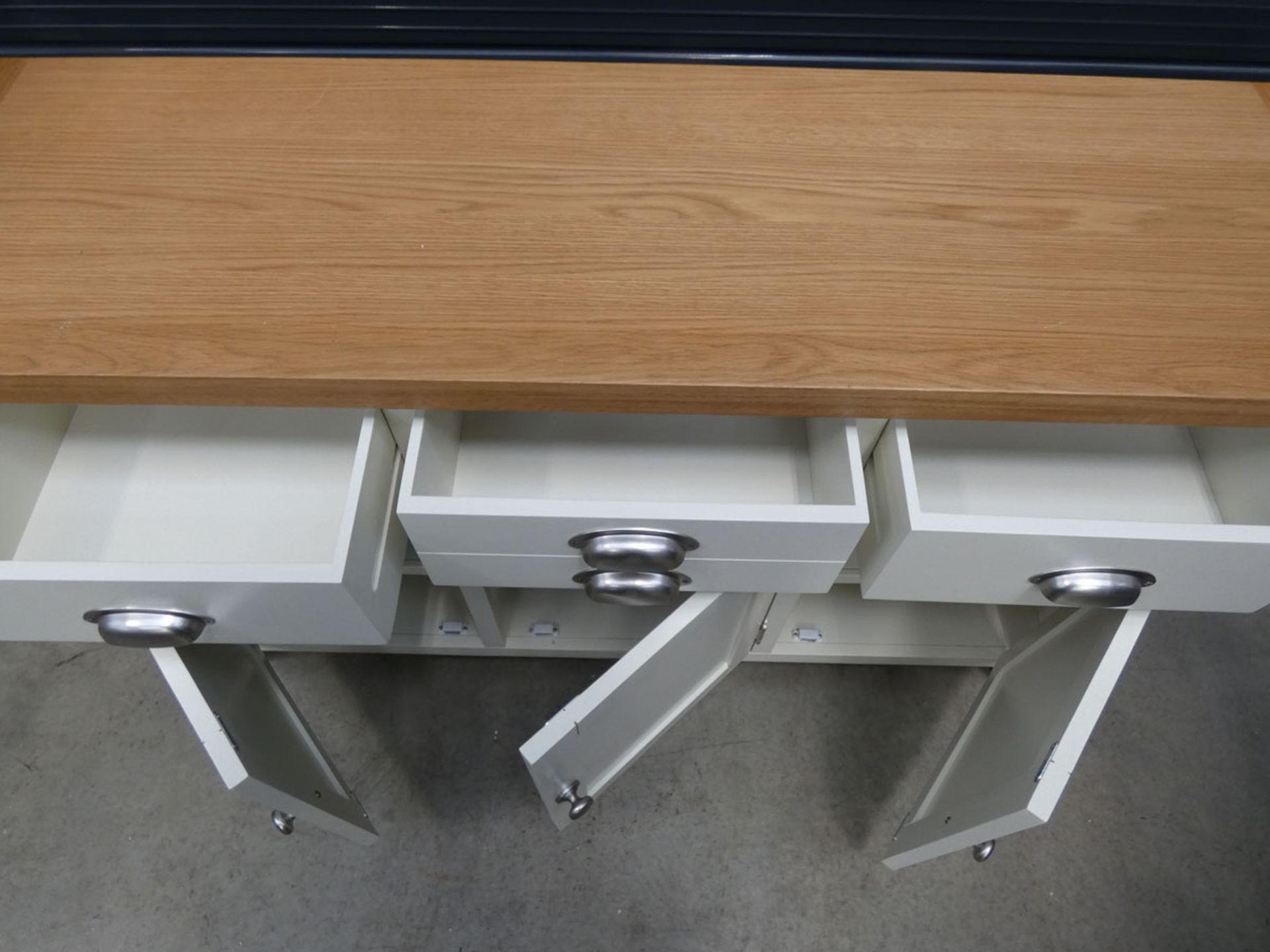 White painted and oak sideboard with 3 drawers and 3 cupboards under (22) - Image 3 of 5