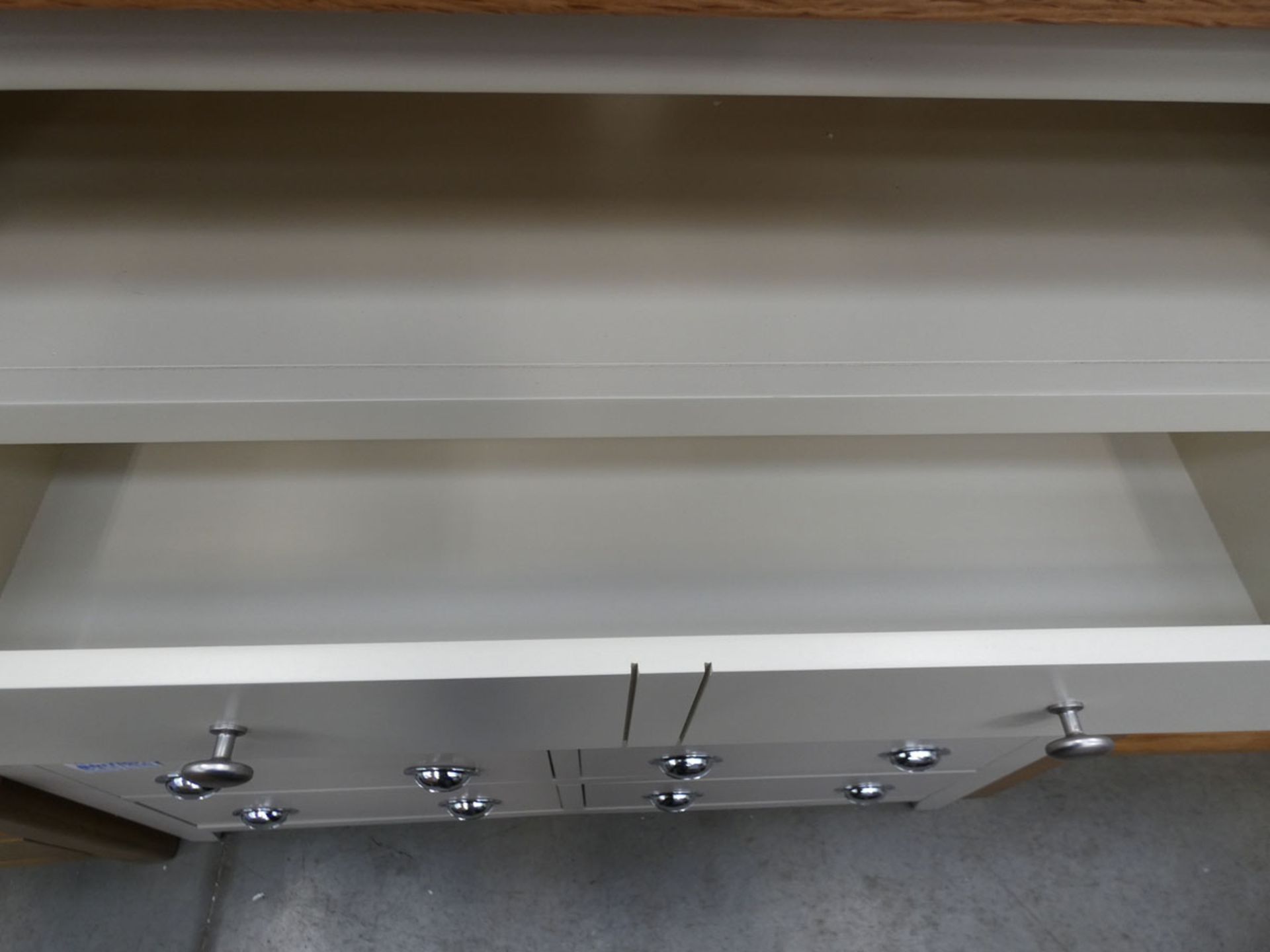 Small cream painted oak TV audio unit with shelf and large drawer under (28) - Image 2 of 4