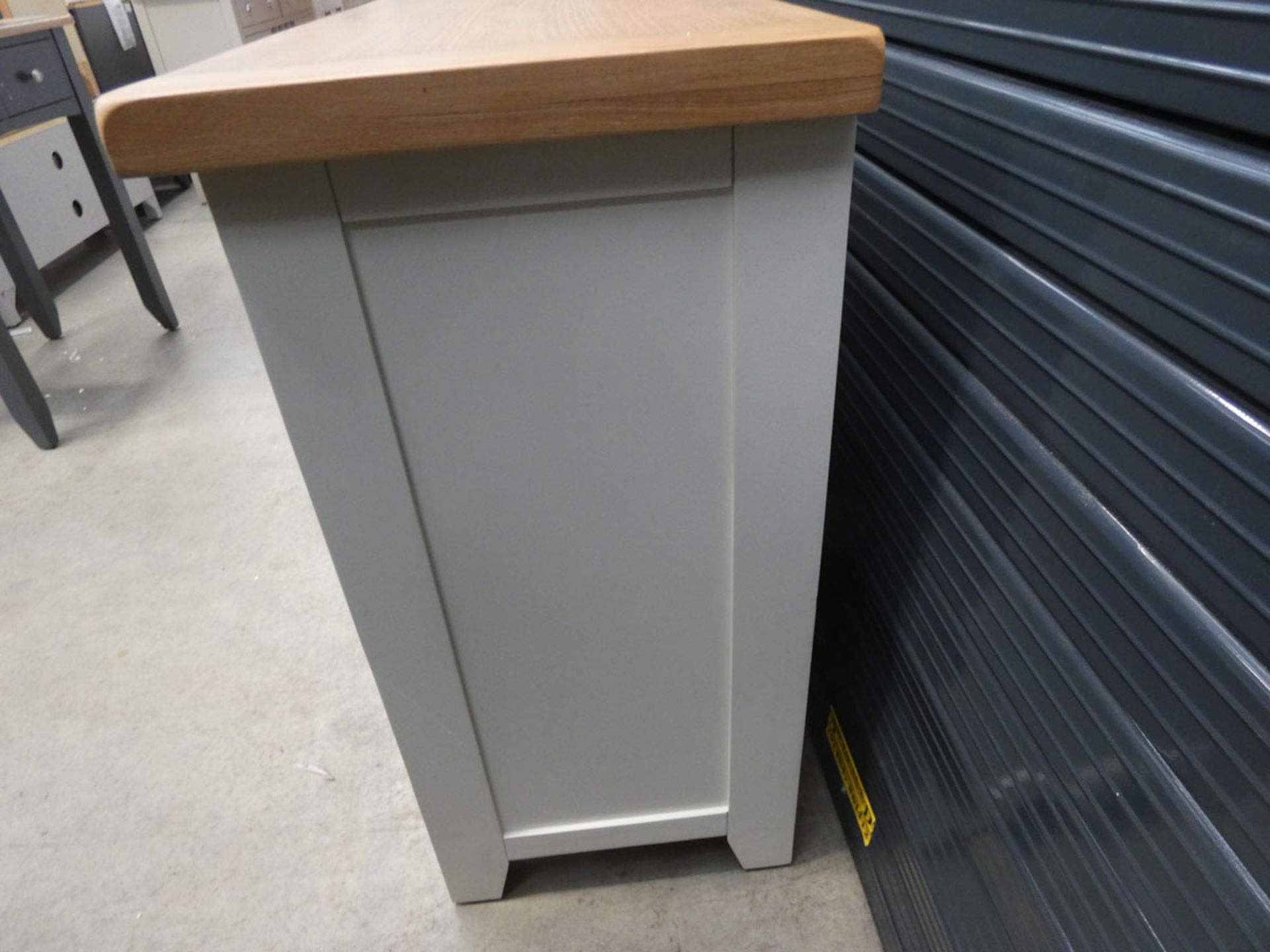 White painted and oak sideboard with 3 drawers and 3 cupboards under (22) - Image 5 of 5