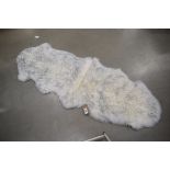 White and grey tipped sheepskin carpet, approx. 180cm x 70cm