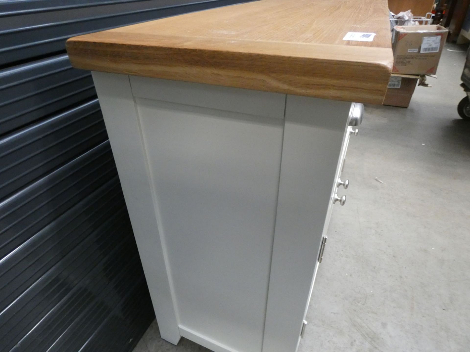 White painted and oak sideboard with 3 drawers and 3 cupboards under (22) - Image 4 of 5