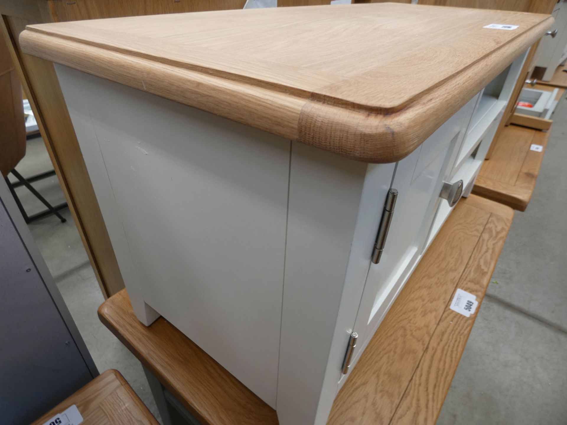 Small white painted oak TV audio unit with single cupboard and 2 shelves under (56) - Image 3 of 4