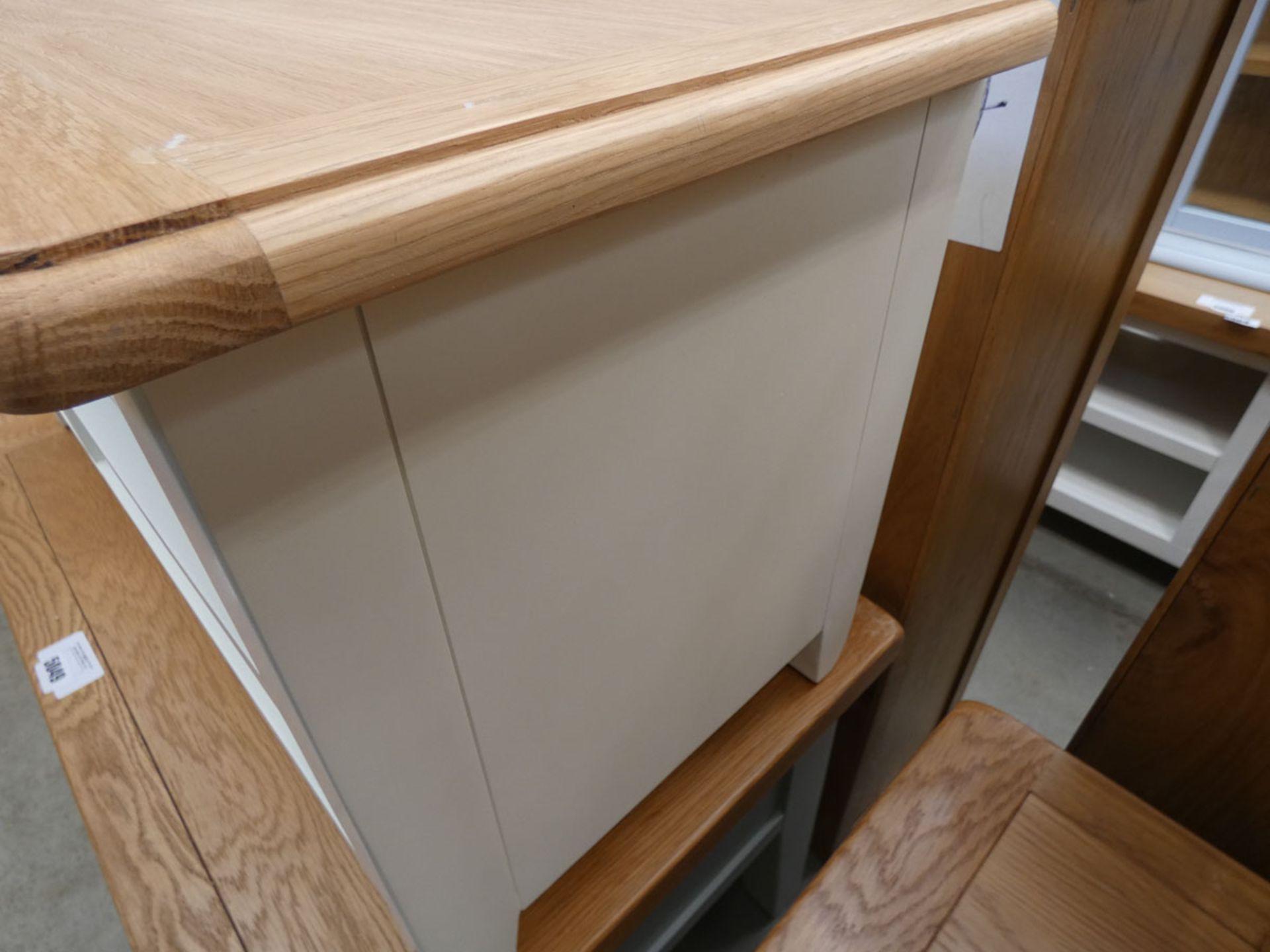 Small white painted oak TV audio unit with single cupboard and 2 shelves under (56) - Image 4 of 4