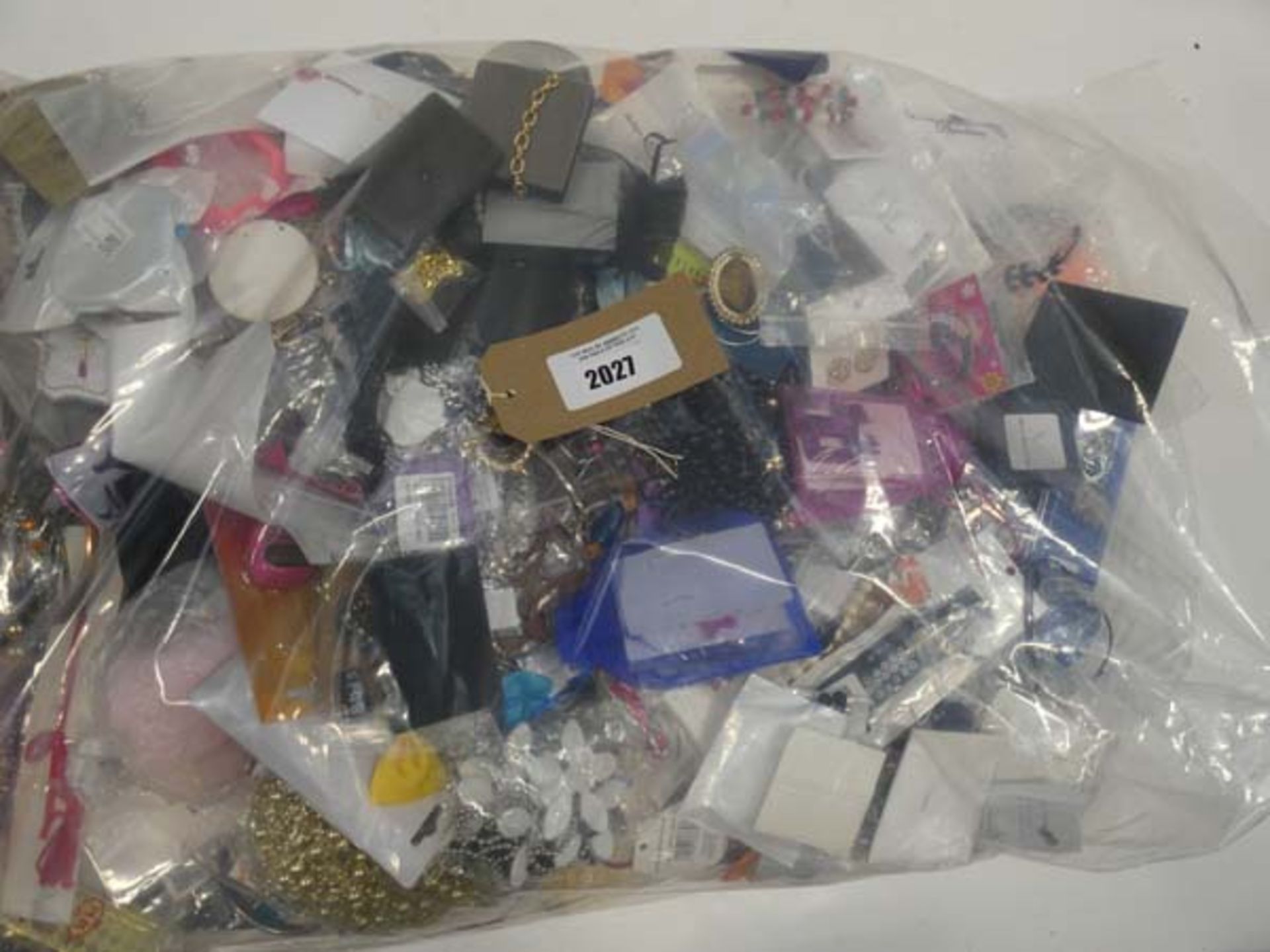 Bag containing quantity of loose costume and dress jewellery