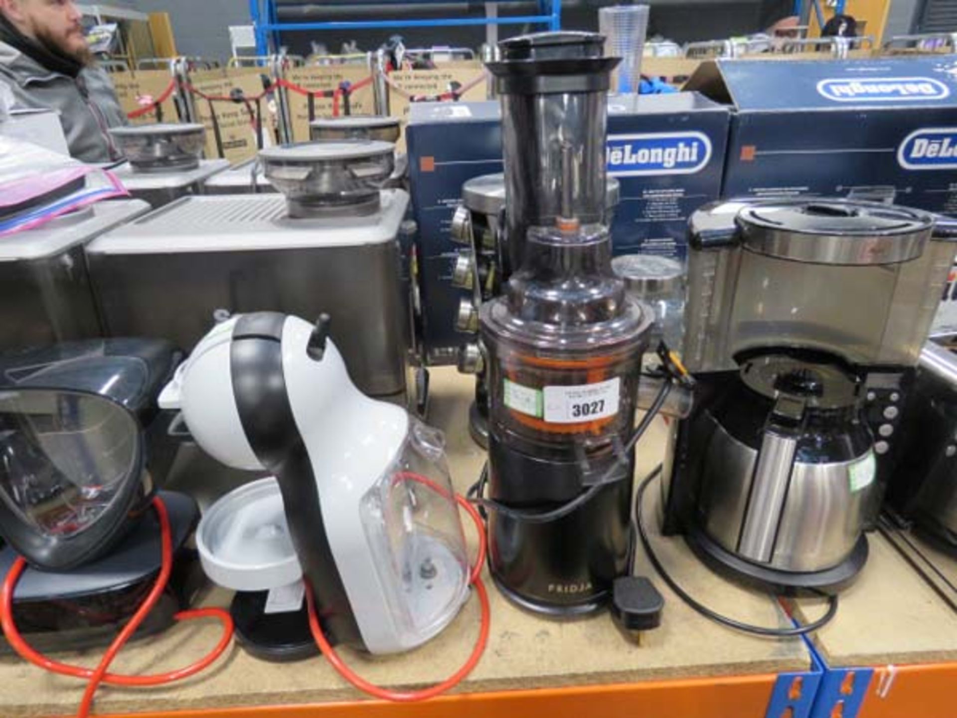 (TN49) Juicer, spice rack and 2 Nescafe Dolce Gusto coffee machines