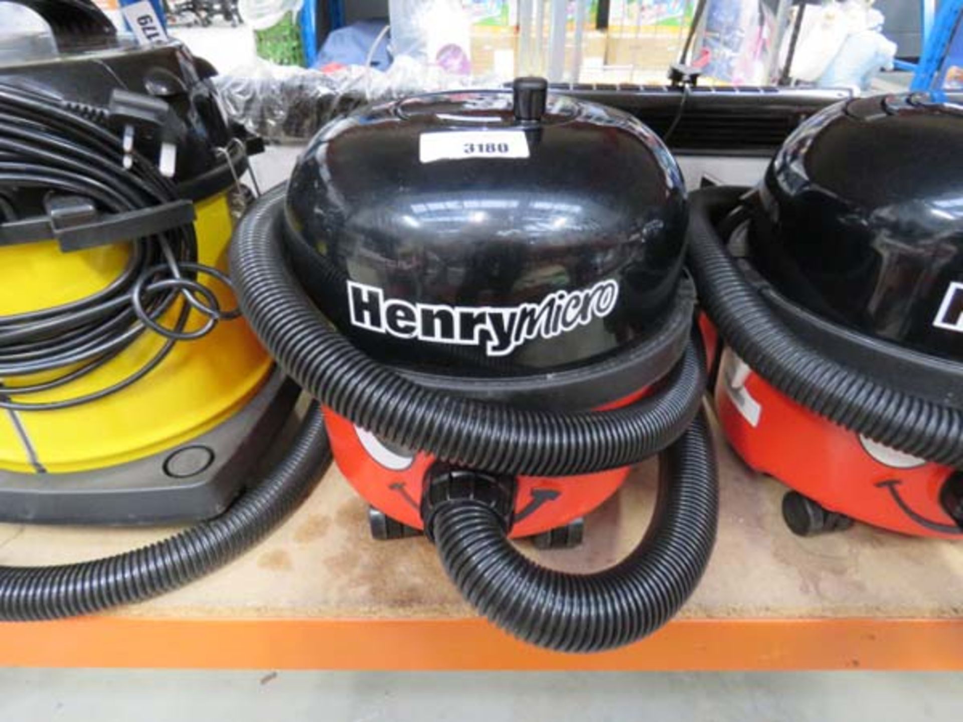 Henry micro vacuum cleaner with pole