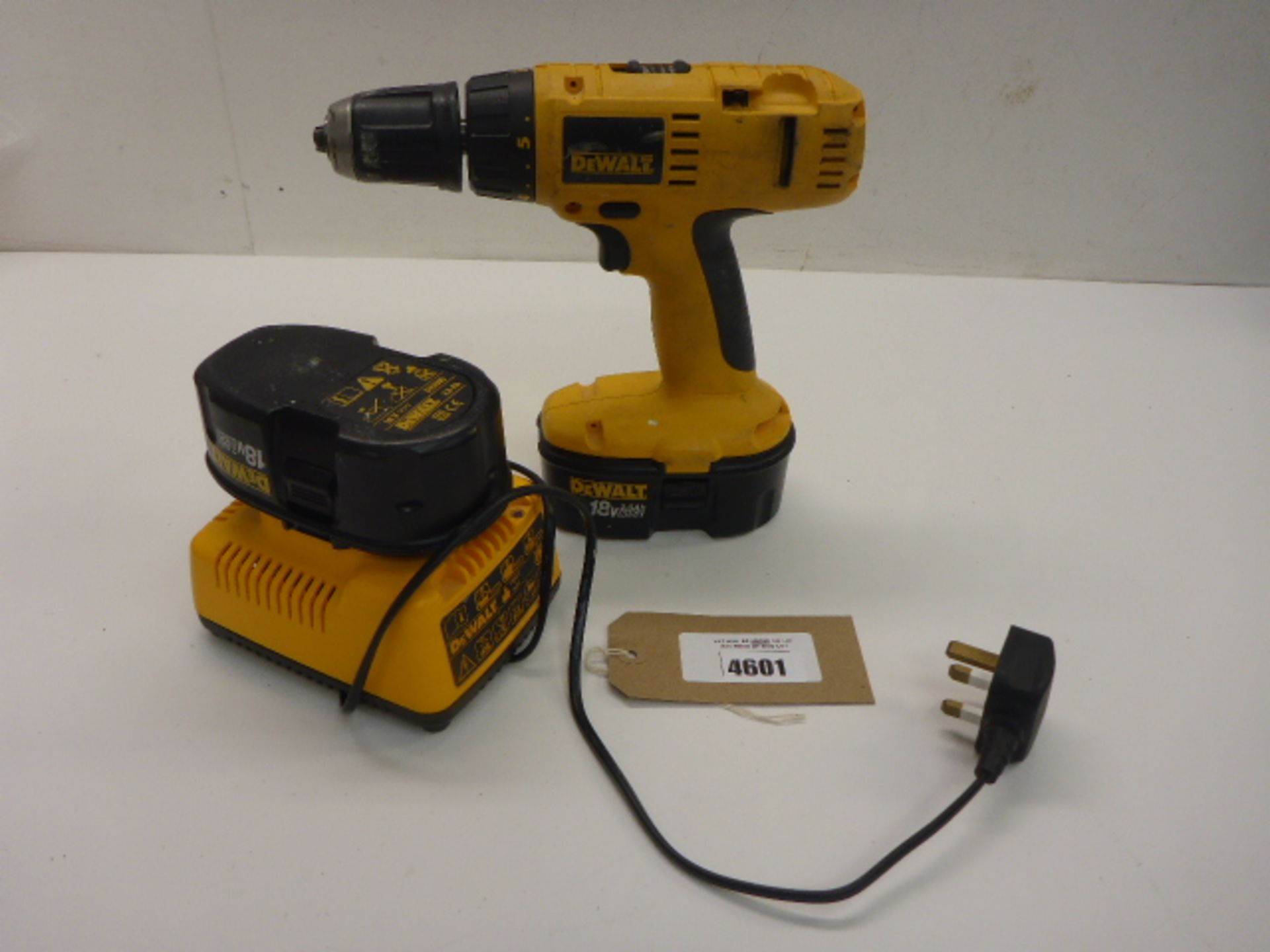 DeWalt 18v battery drill with 2 batteries and charger