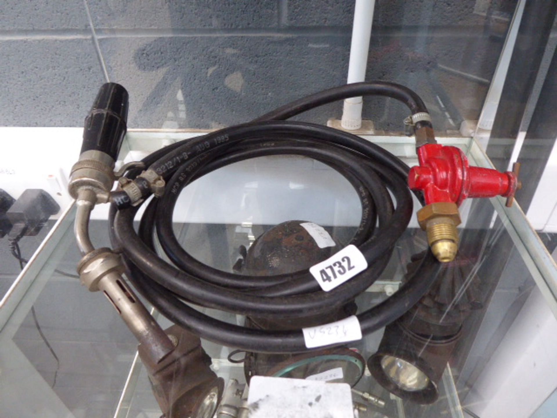 Blow torch with regulator