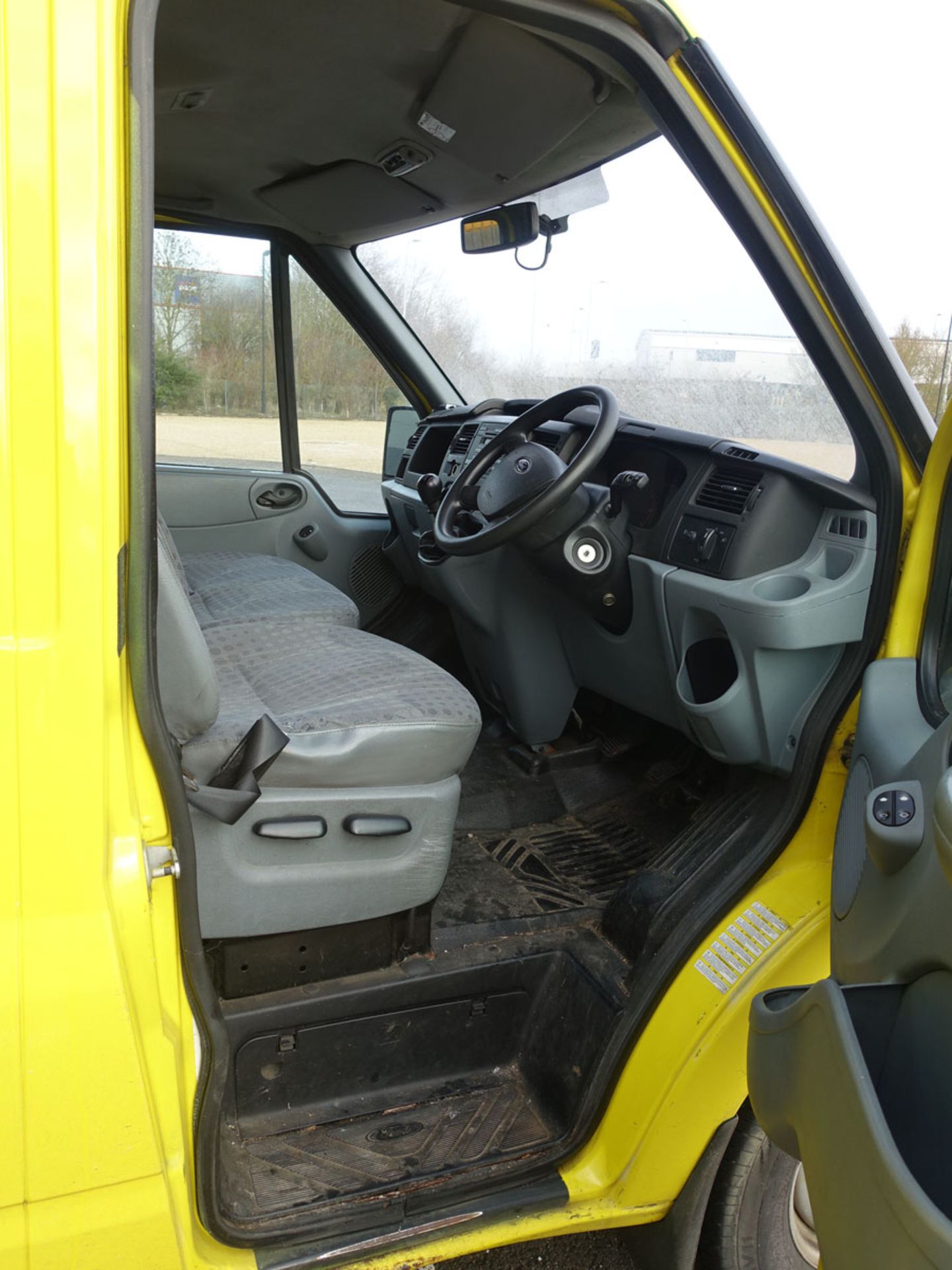 2010 Ford Transit Panel Van in yellow, 2402cc, key and V5 present, first registered 26,11,2010, 3 - Image 6 of 7