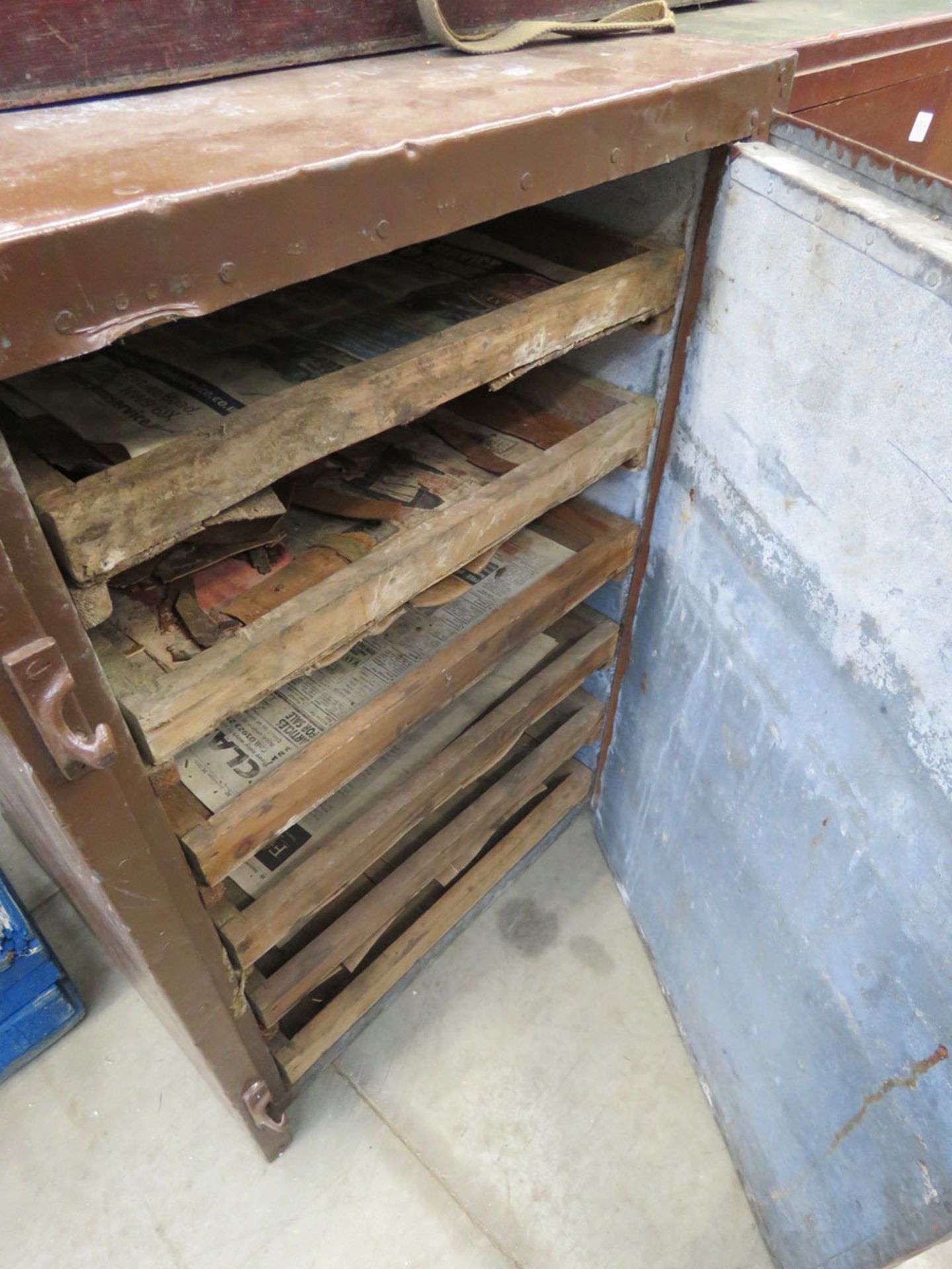 Vintage metal drying cabinet - Image 2 of 2