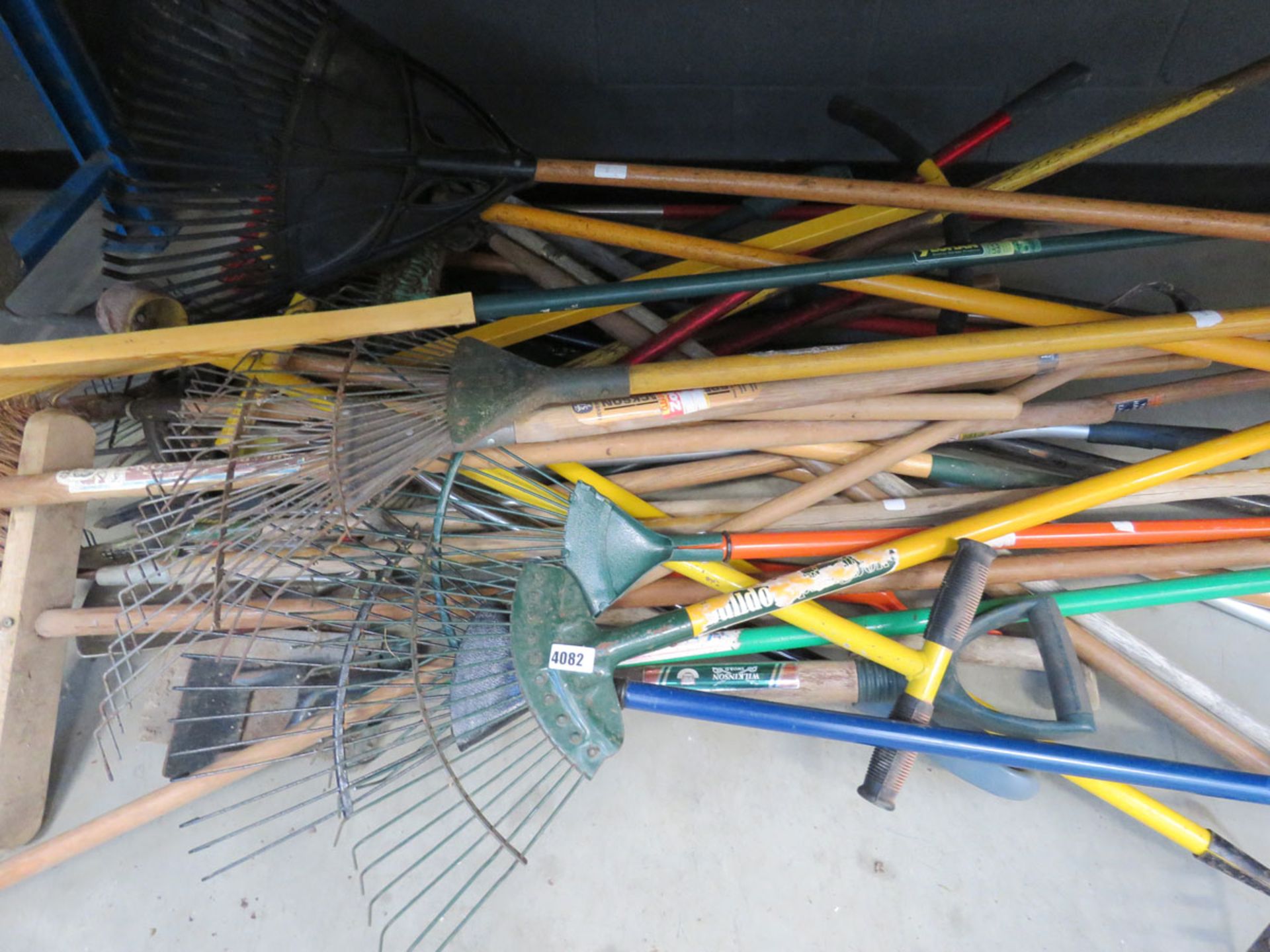 Large under bay of garden tools - Image 2 of 2