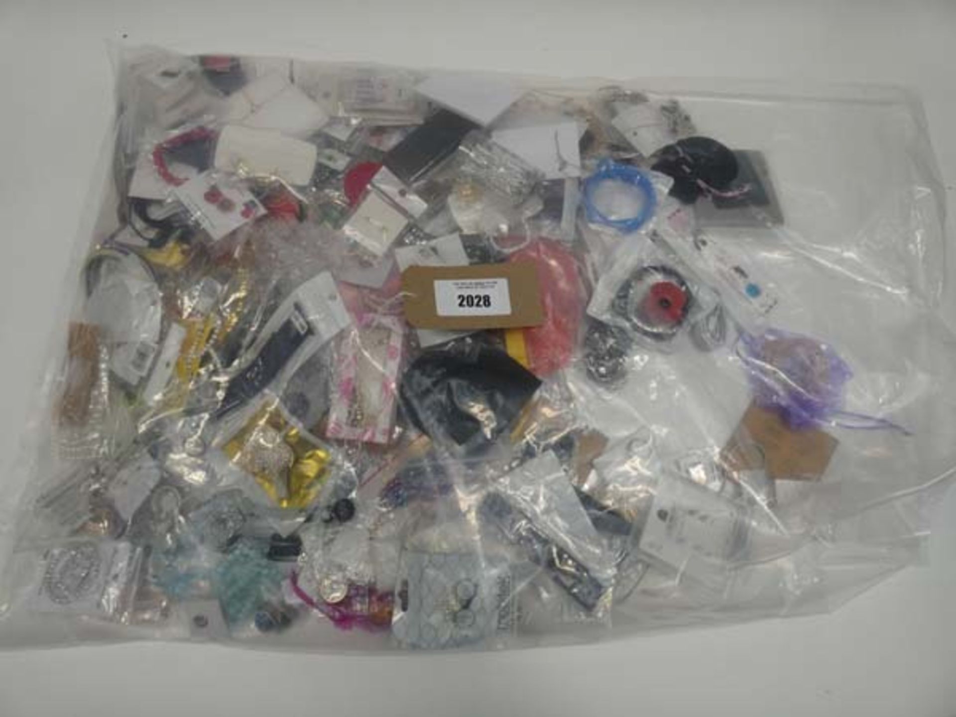 Bga containing quantity of loose costume and dress jewellery