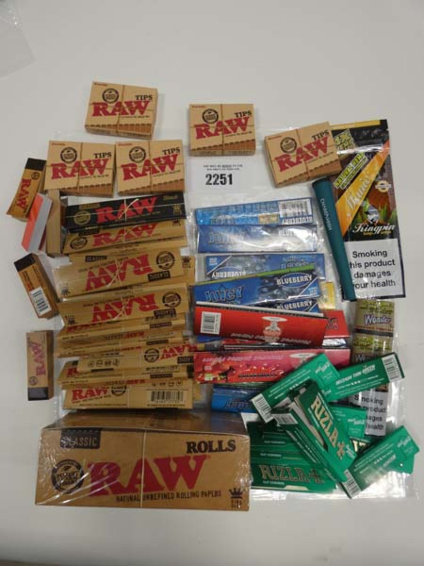 Quantity of kingsize and small rolling papers and card tips