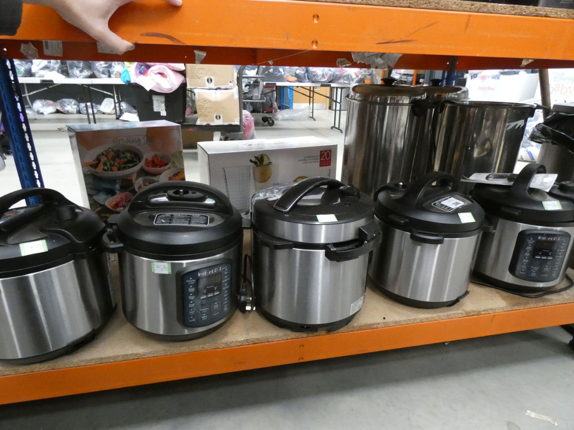3044 - 4 unboxed Instant pots plus a pressure cooker