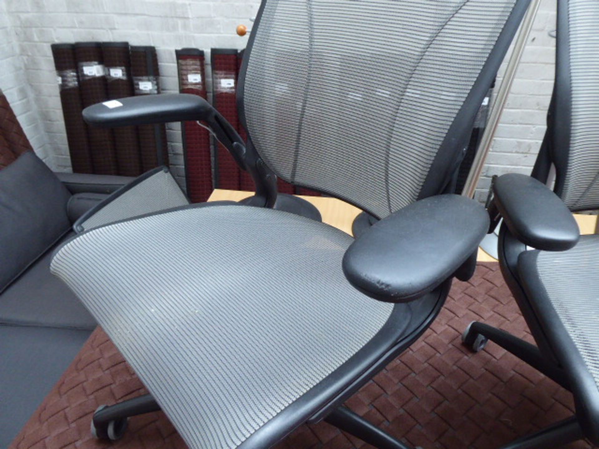 2 Humanscale black frame and grey mesh seat pad and back support swivel office armchairs - Image 2 of 4