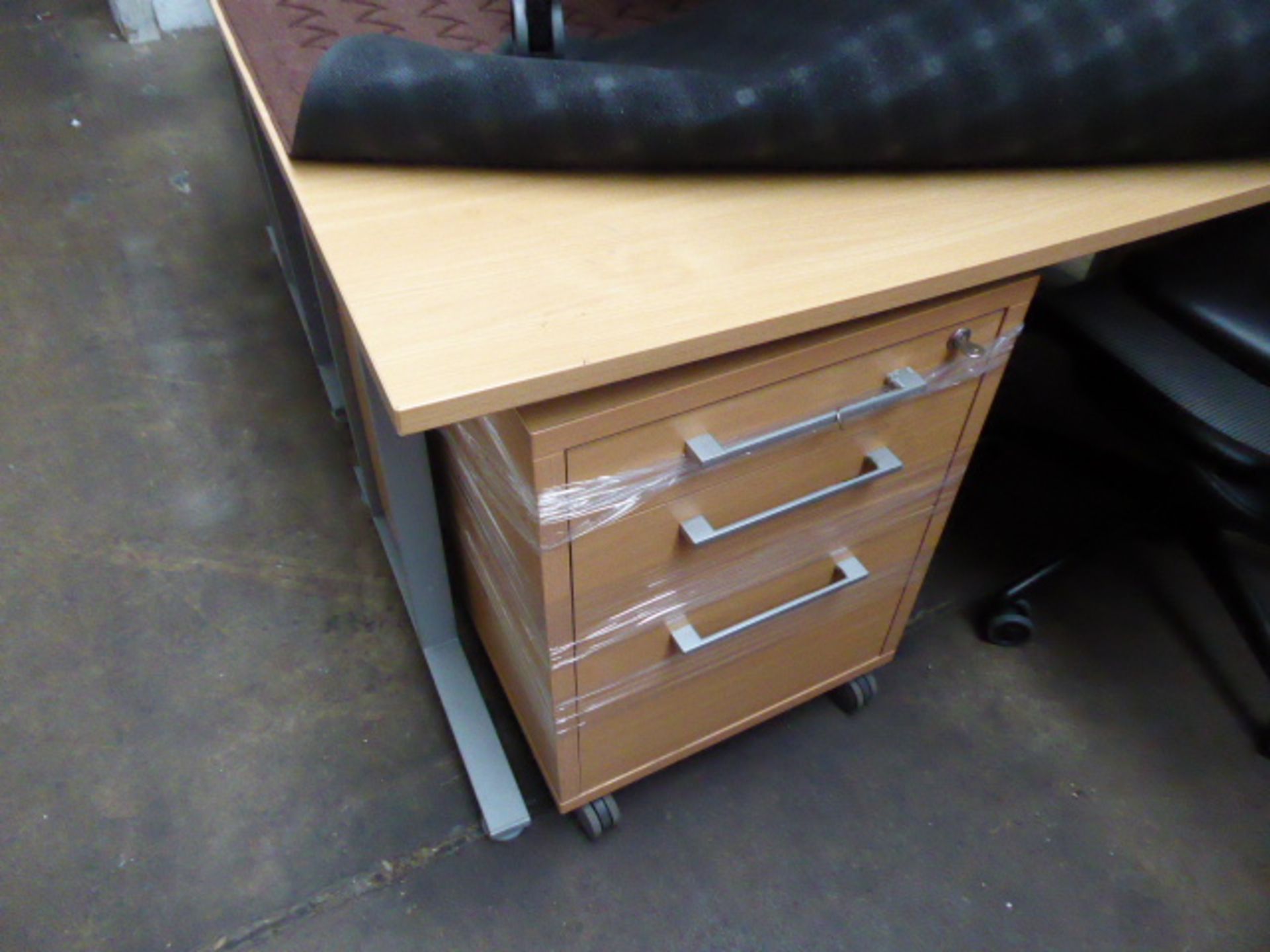 (83) 2 x 160cm light oak cantilever workstations, each with a 4 drawer mobile pedestal - Image 2 of 2