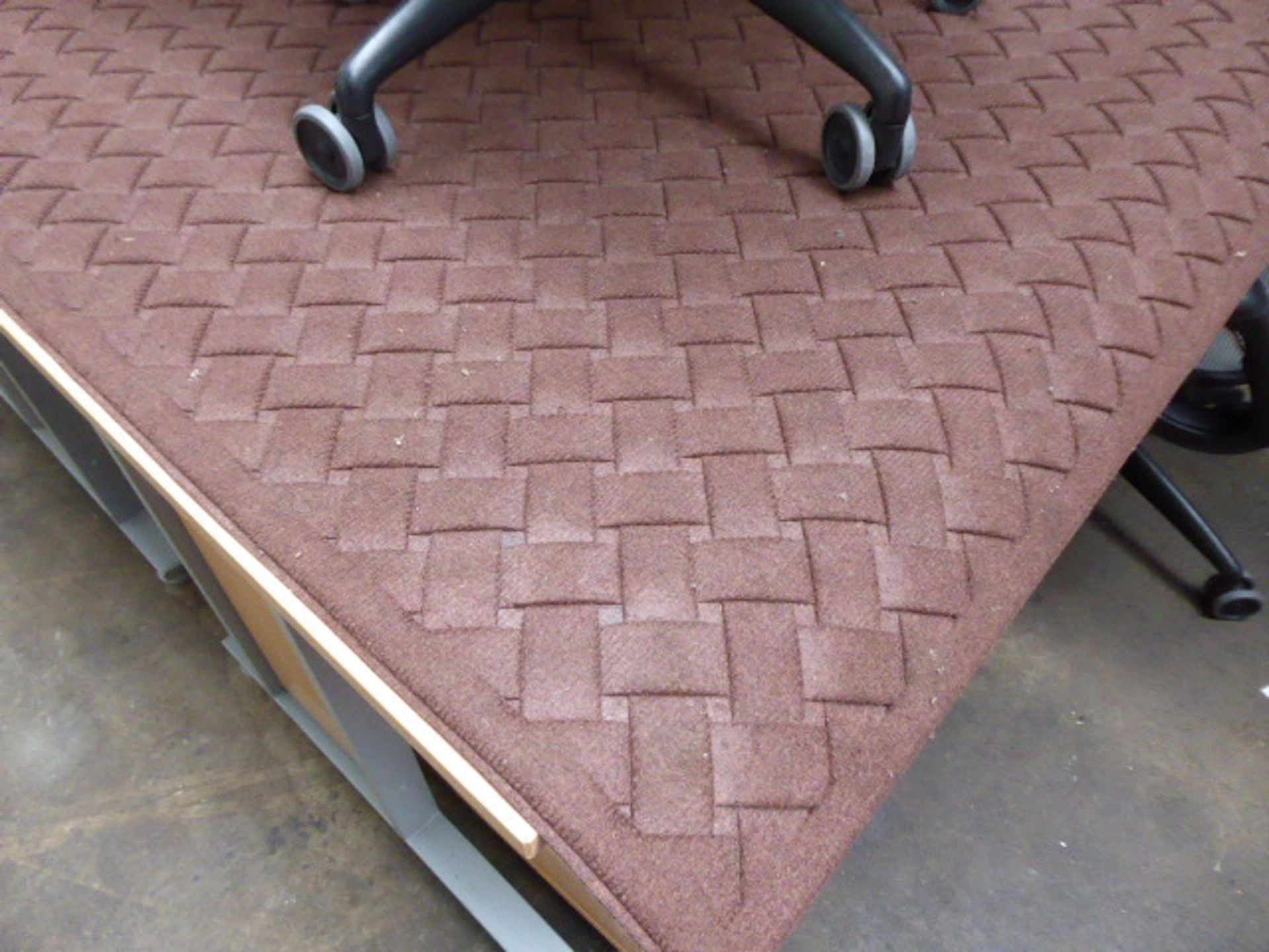 120 cm x 180 cm rubber back mat in brown with woven fabric design - Image 2 of 2
