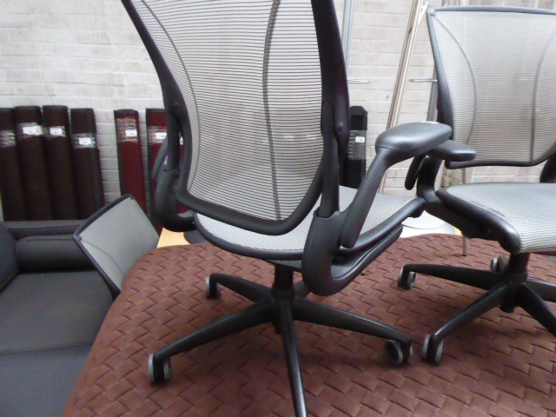 2 Humanscale black frame and grey mesh seat pad and back support swivel office armchairs - Image 3 of 4