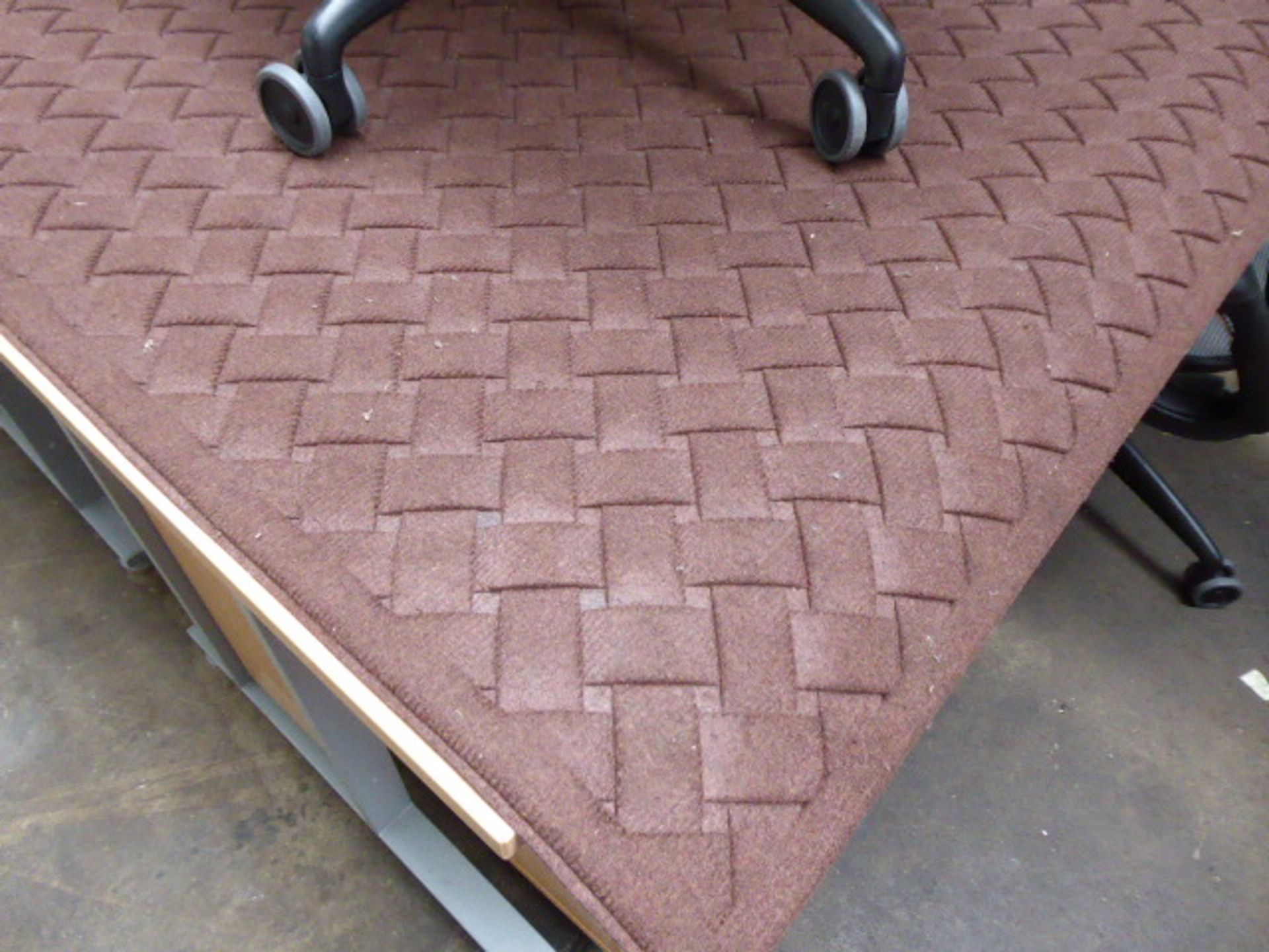 120 cm x 180 cm rubber back mat in brown with woven fabric design - Image 2 of 2