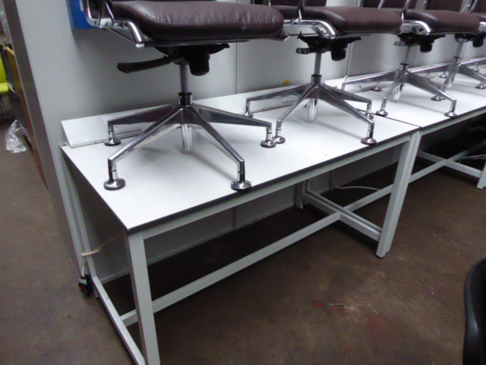 150 cm high level grey metal leg and white work top work station with electronic socket up stand