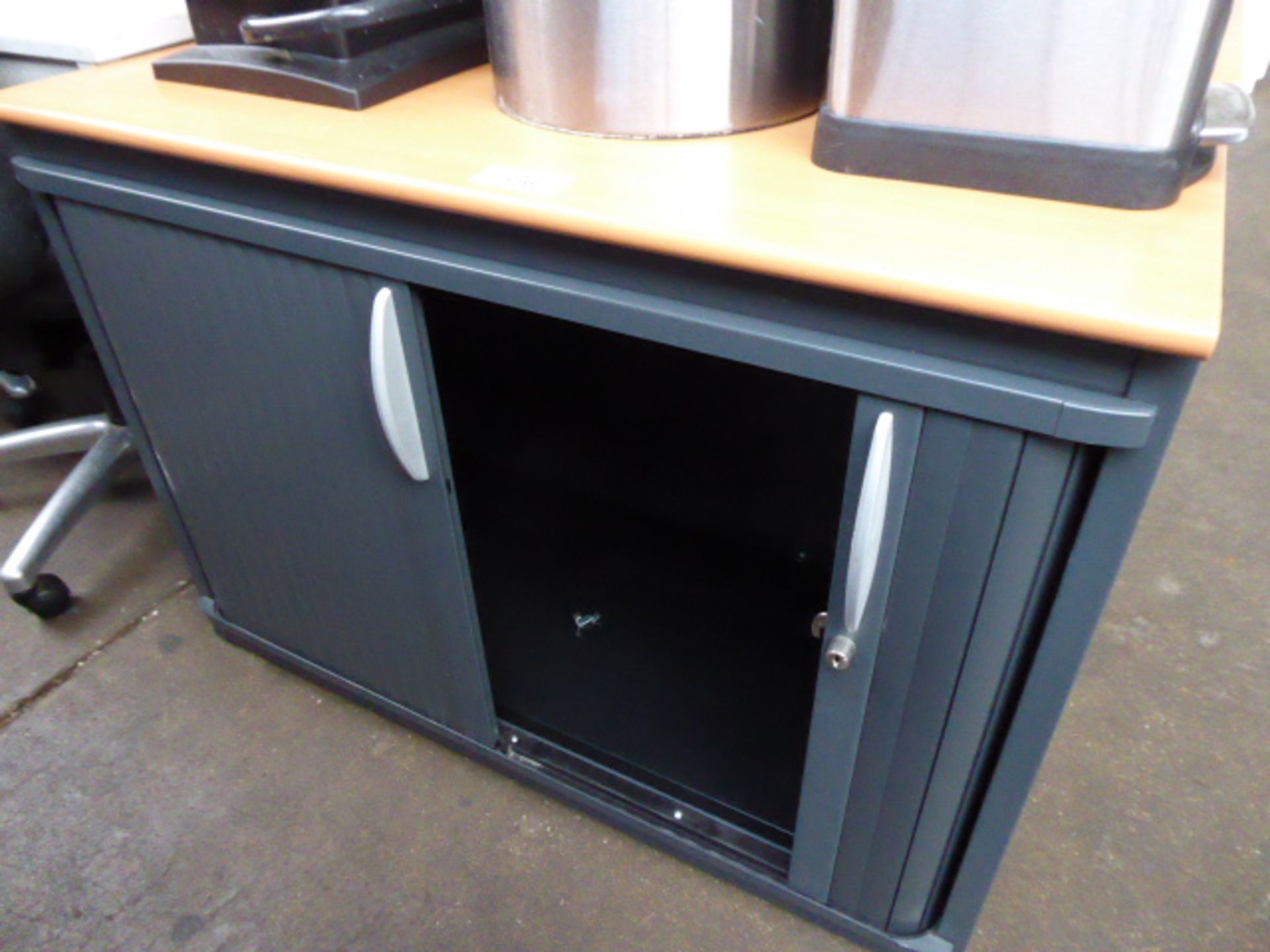 2 100 cm low level double tambour storage units in grey with cherry effect tops - Image 2 of 2