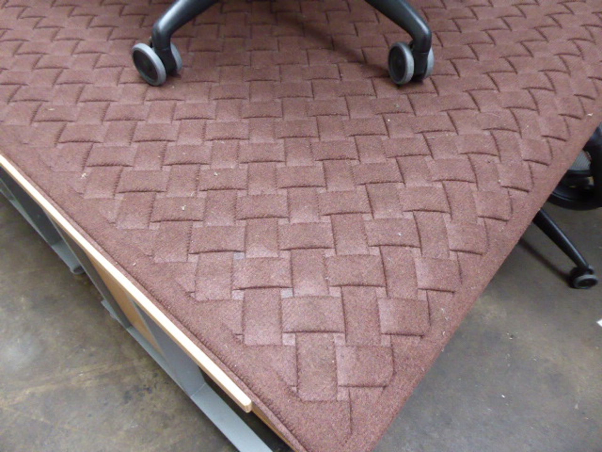 120 cm x 180 cm rubber back mat in brown with woven fabric design - Image 2 of 2