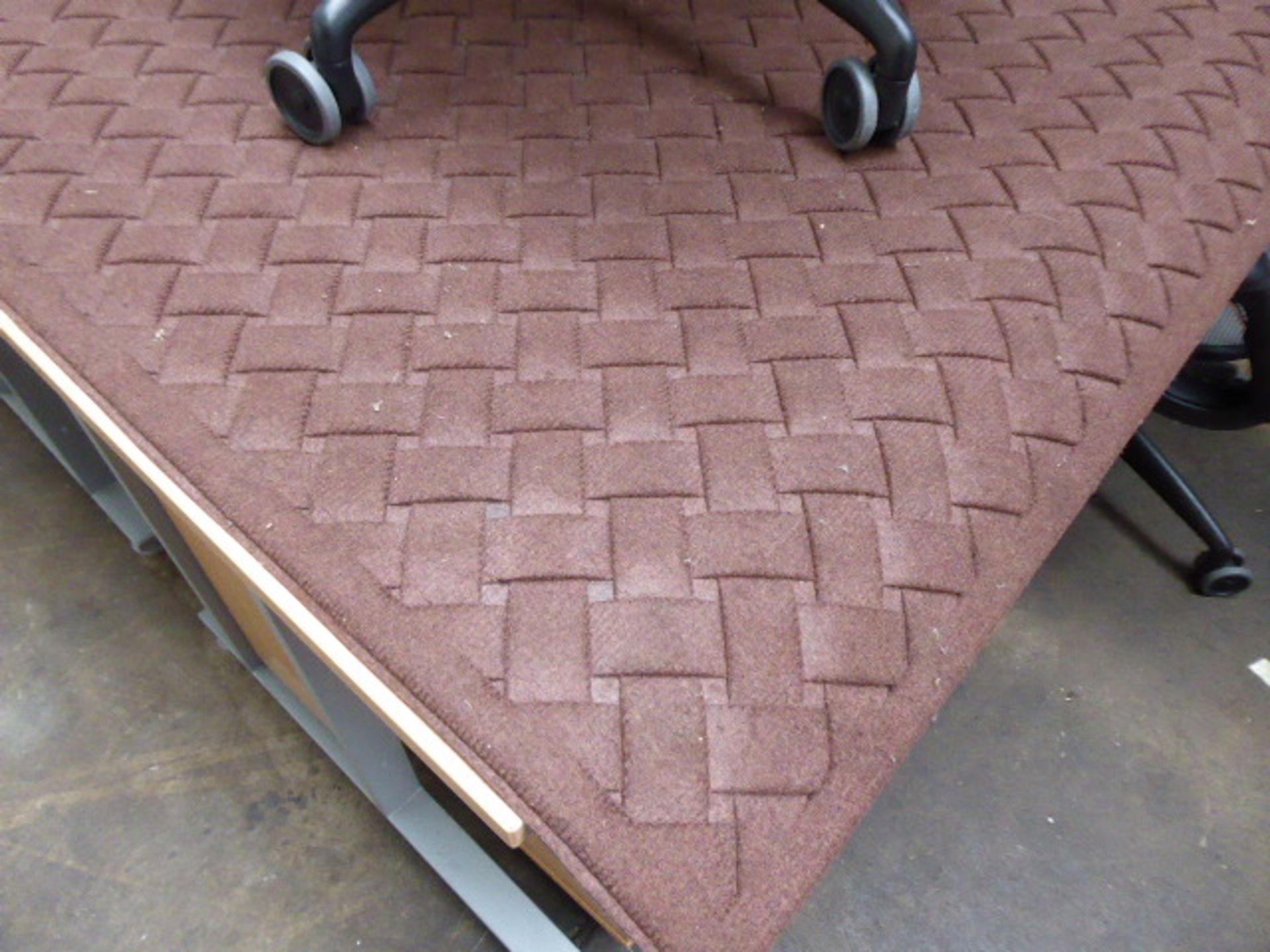 120 cm x 180 cm rubber back mat in brown with woven fabric design - Image 2 of 2