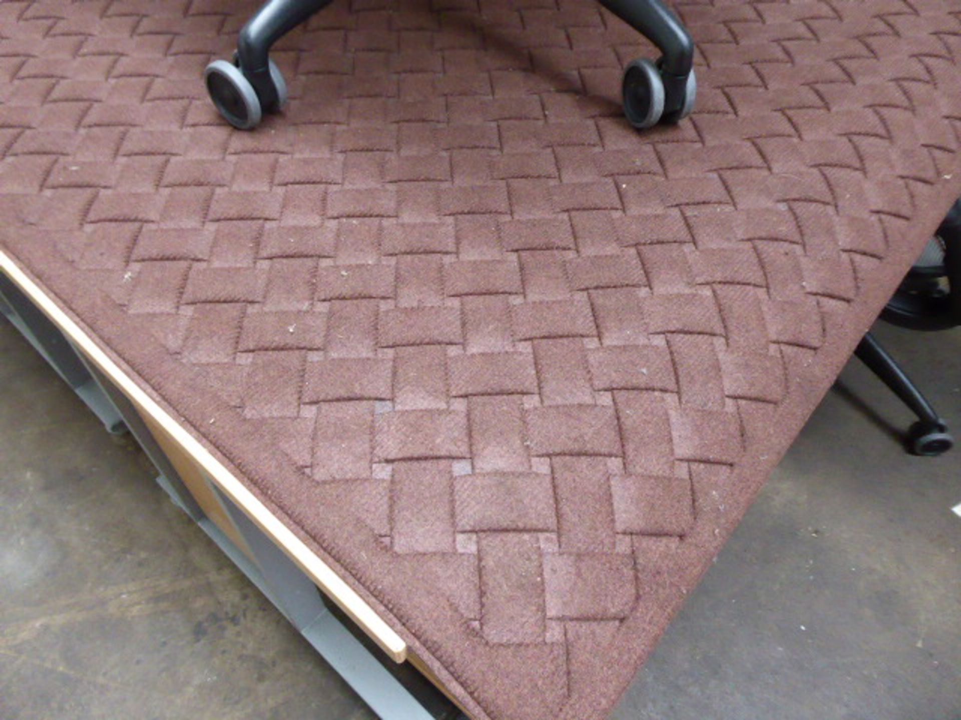 120 cm x 180 cm rubber back mat in brown with woven fabric design - Image 2 of 2