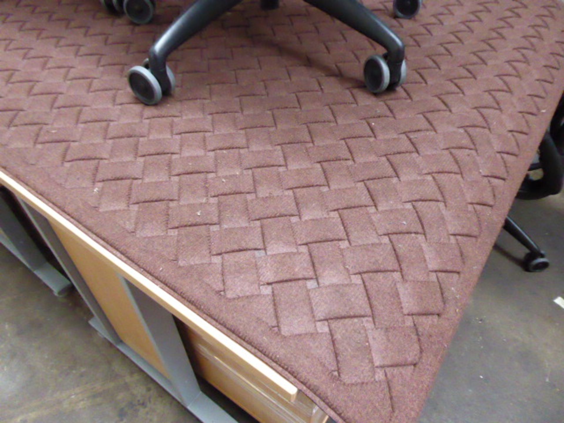 120 cm x 180 cm rubber back mat in brown with woven fabric design - Image 2 of 2