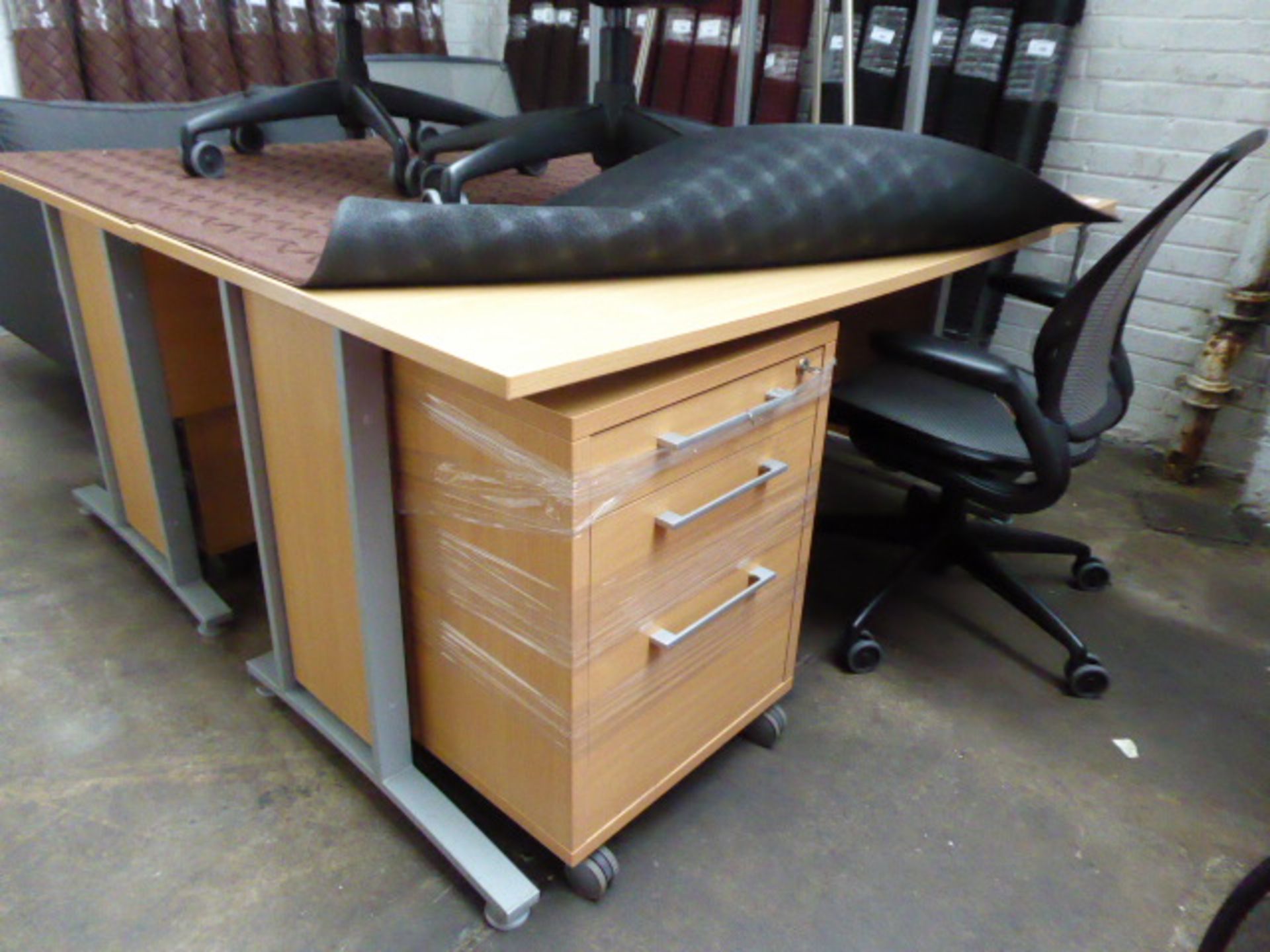 (83) 2 x 160cm light oak cantilever workstations, each with a 4 drawer mobile pedestal