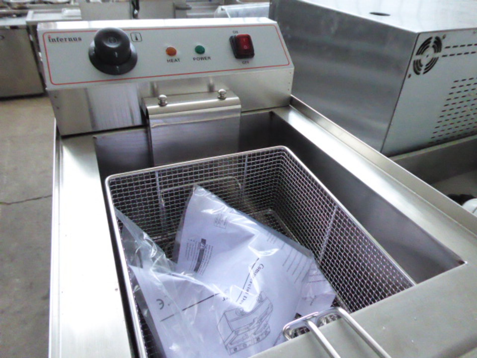 (TN7) 35cm electric Infernus INEF-16V single tank bench top fryer with baskets - Image 2 of 2