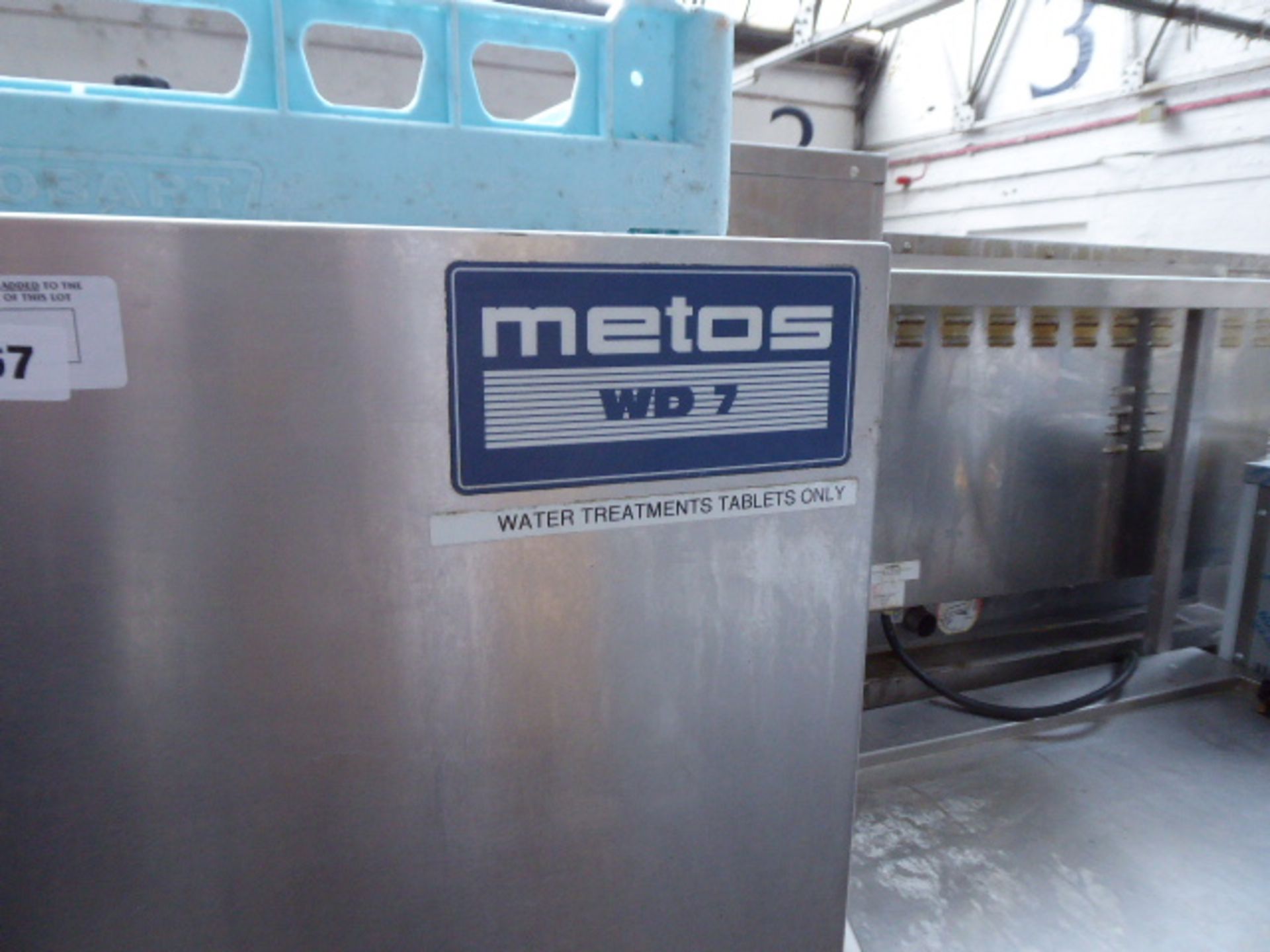 65cm Metos WD7 lift top pass through dishwasher with draining board - Image 2 of 4
