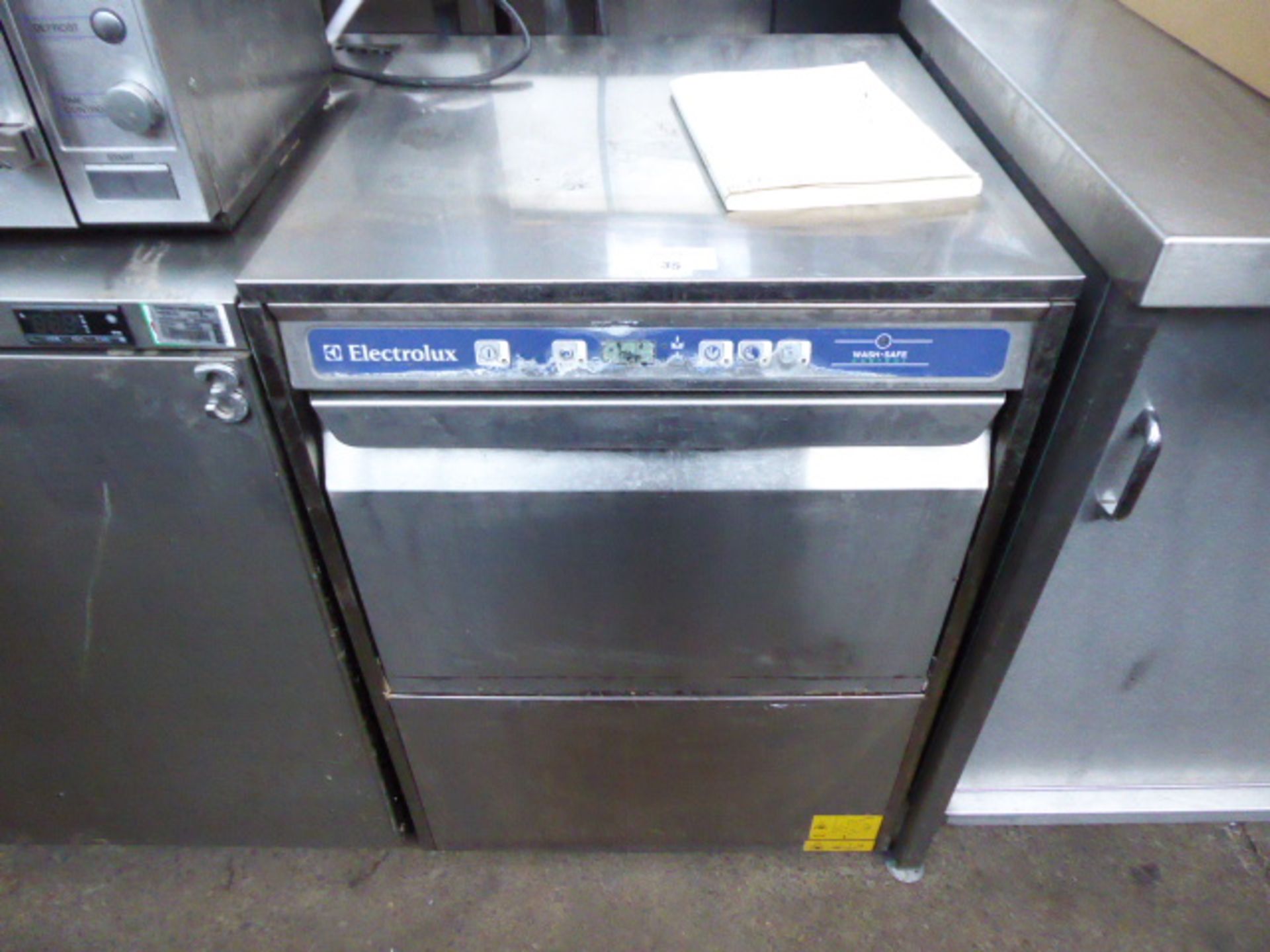 60cm Electrolux wash safe under counter drop front dish washer