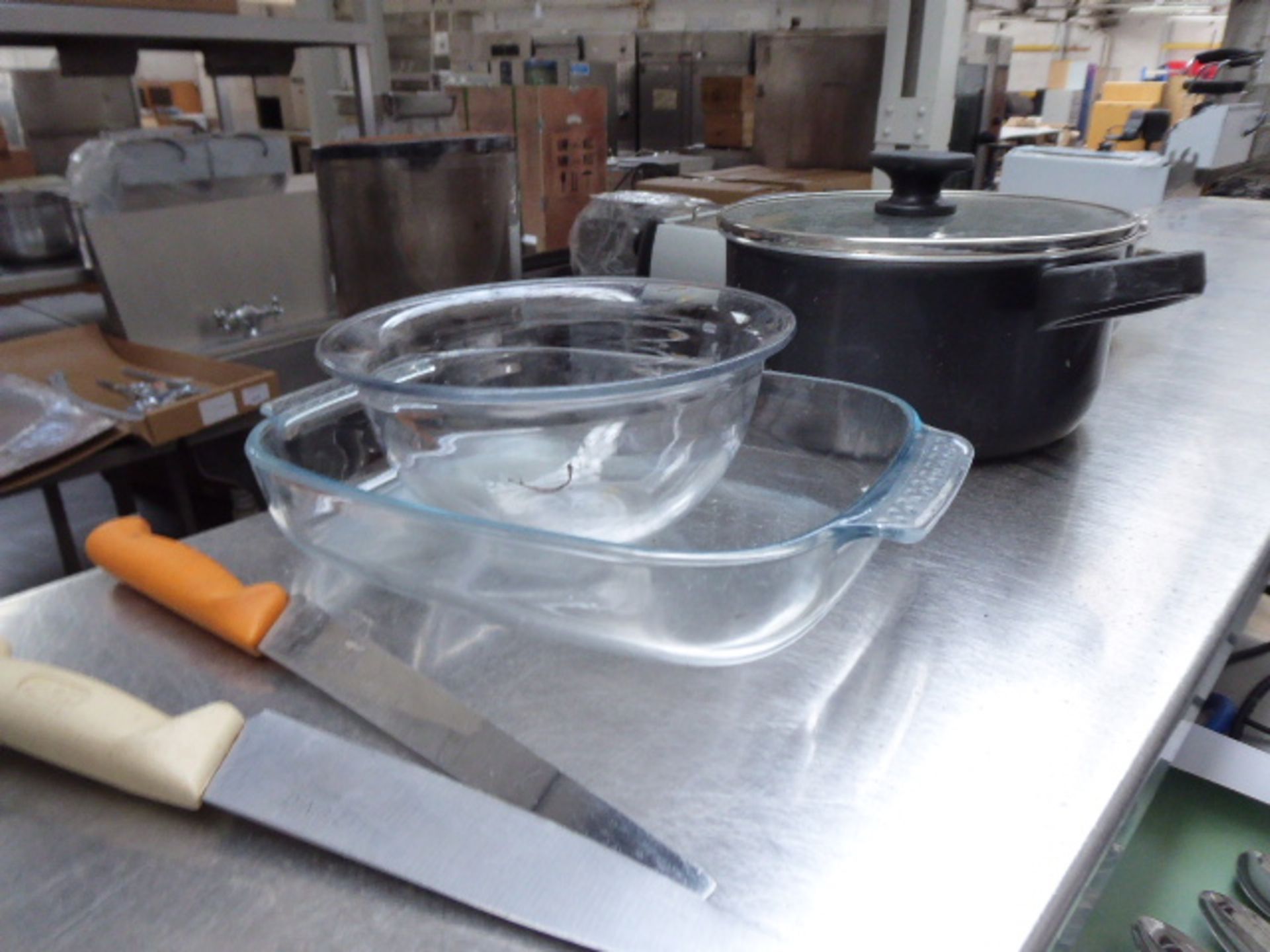 Selection of smalls including 2 casserole dishes in glass and knives - Image 2 of 2